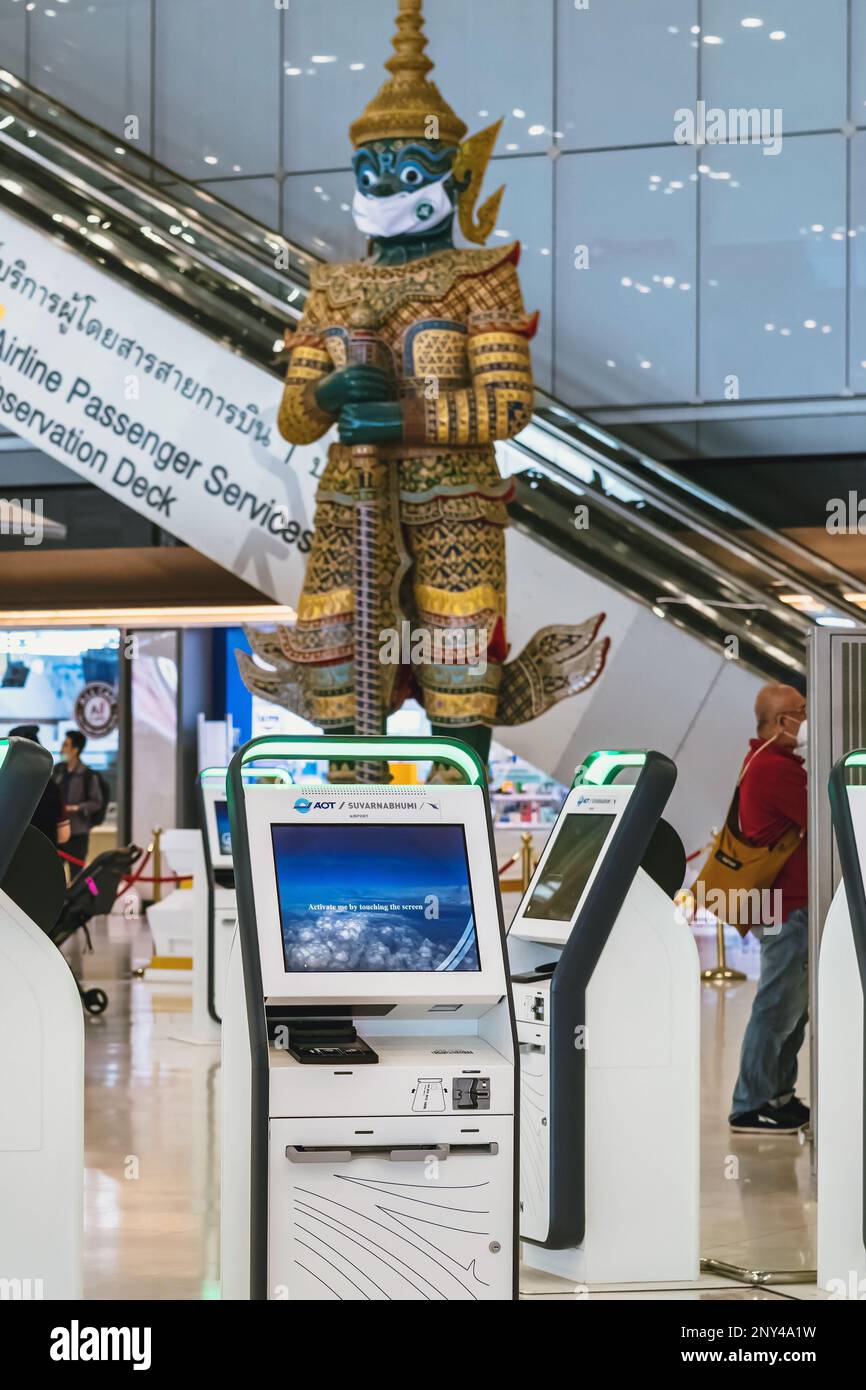 BANGKOK-THAILAND, FEBRUAR 20,2023 : Automated Self Check-in or Self Service Machine at Suvarnabhumi International Airport. Innovation im Dienste Stockfoto