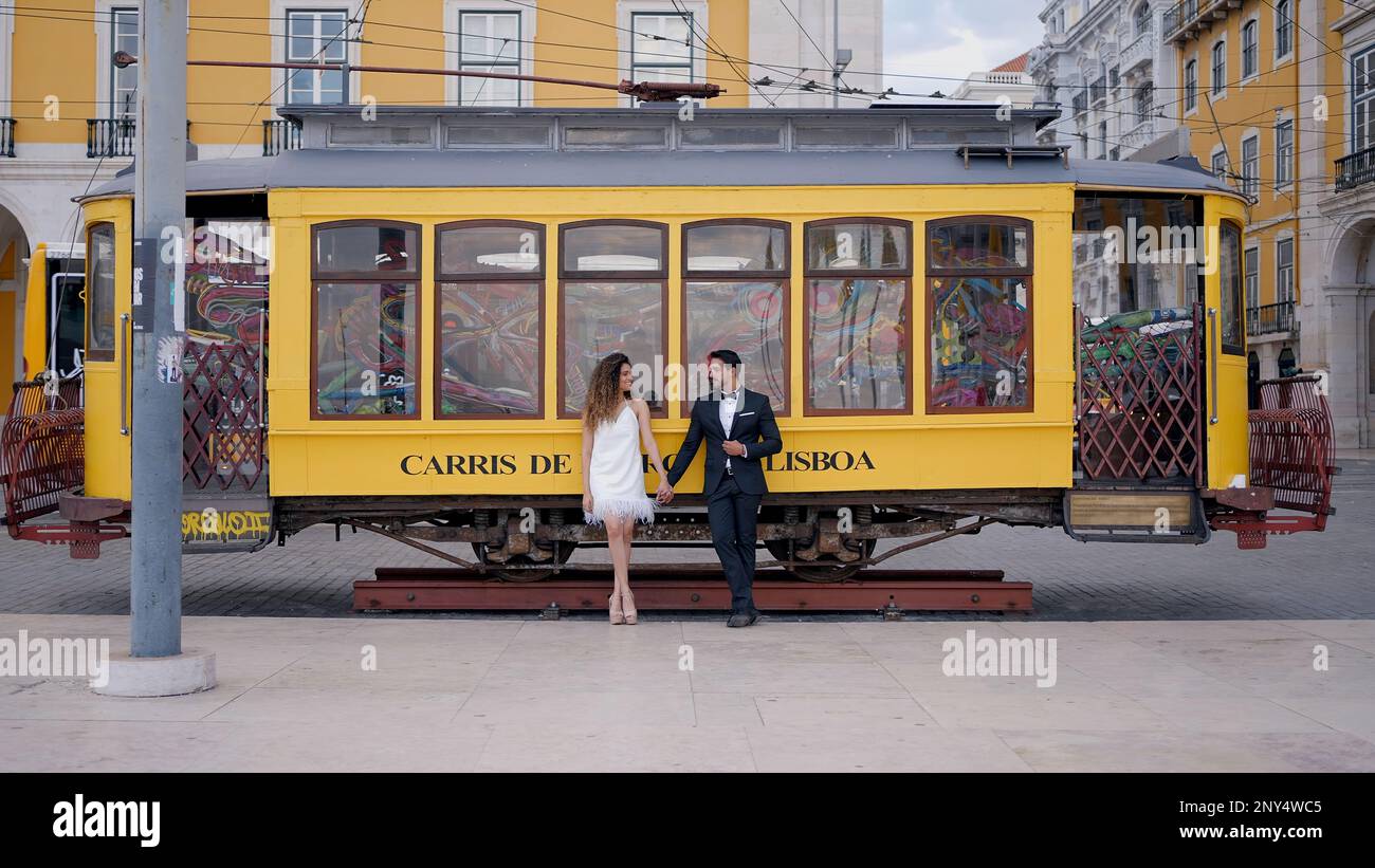 Lissabon-Portugal, 04.12.2022: Aktion. Ein junges europäisches Touristenpaar posiert neben einer Busstatue. Nur zur redaktionellen Information verwenden. Hochwertige 4K-Aufnahmen Stockfoto