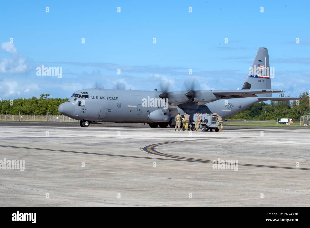 USA Air Force C-130J Super Hercules, dem 317. Luftwaffenstützpunkt zugeteilt, Dyess Luftwaffenstützpunkt, bereitet sich auf den Abflug vom 156. Flügel während der Operation Forward Tiger auf der Muñiz Air National Guard Base, Carolina, Puerto Rico, am 22. Februar 2023 vor. Im Rahmen dieser Übung leistete die Puerto Rico Air National Guard logistische Unterstützung, Kommando und Kontrolle, Unterstützung für Flugplatzeinsätze und Hangarraum, um die Kampfbereitschaft, humanitäre Hilfe und Katastrophenabwehr in der Karibik zu verbessern. (USA Air National Guard Foto von Airman 1. Class Gisselle Toro) Stockfoto