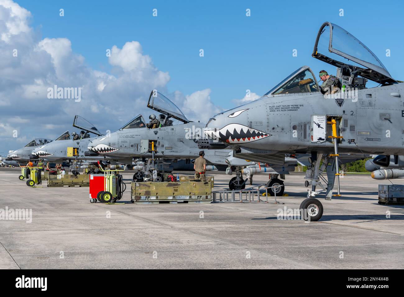 USA Air Force A-10C Thunderbolt II Piloten, die dem 23. Air Expeditionary Wing zugeteilt sind, bereiten sich auf den Abflug vom 156. Wing Flugplatz während der Operation Forward Tiger auf dem Luftwaffenstützpunkt Muñiz, Carolina, Puerto Rico, am 22. Februar 2023 vor. In dieser Übung leistete die Puerto Rico Air National Guard logistische Unterstützung, Kommando und Kontrolle, Unterstützung für den Flugplatzbetrieb und Hangarraum. (USA Air National Guard Foto von Airman 1. Class Gisselle Toro) Stockfoto