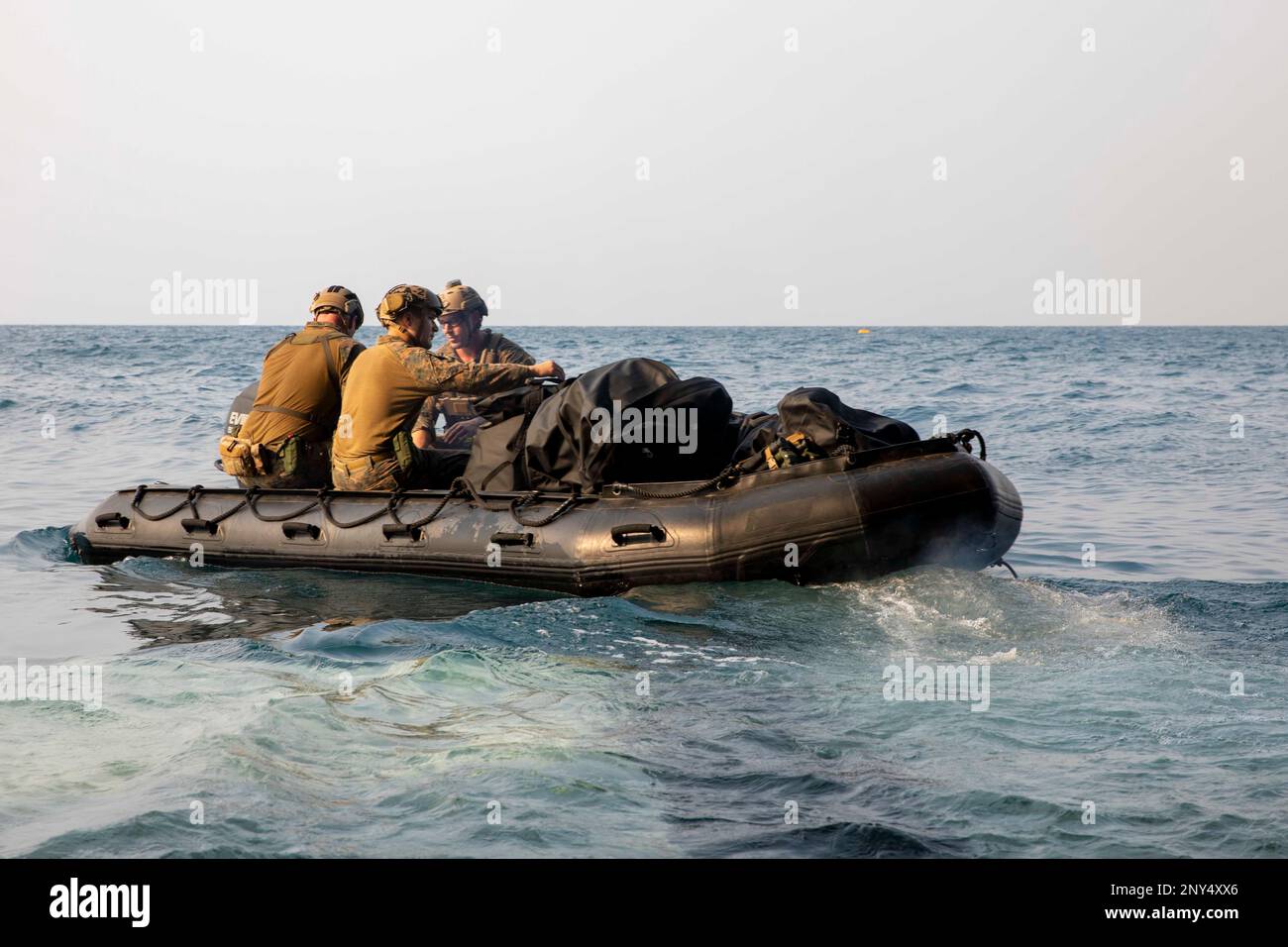 Marines, die 1. Reconnaissance, 13. Marine Expeditionary Unit (MEU) zugeteilt wurden, verlassen das Bohrdeck des Amphibienschiffs USS Makin Island (LHD 8) in einem Kampfgummiflugzeug (CRRC), 25. Februar 2023 im Golf von Thailand. Zu den CRRC-Missionen gehören über den Horizont verdeckte und offene Einfügung und Extraktion, Tauchen, U-Boote, Flugbetrieb und andere spezialisierte Missionen, die ein kompaktes aufblasbares Fahrzeug erfordern, das in der Lage ist, Marines und Material mit Geschwindigkeit und Tarnung zu transportieren. Makin Island Amphibious Ready Group, bestehend aus dem Amphibienschiff USS Makin Island (LHD 8) und amphib Stockfoto