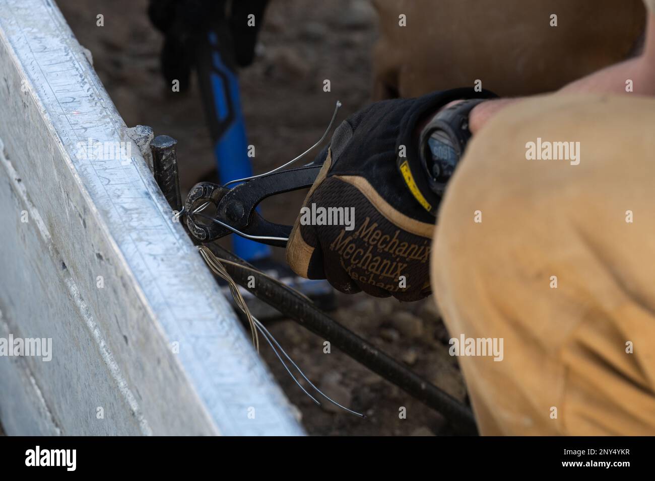 Ein Flugmann mit der 819. Staffel ROTER PFERDE aus dem Luftwaffenstützpunkt Malmstrom, Montana, stellt im Rahmen einer Feldschulung am Luftwaffenstützpunkt Basa, Philippinen, am 25. Januar 2023 Formulare zusammen, um Beton zu gießen. Die Schulungsveranstaltung ermöglichte den Austausch von Wissen und bewährten Verfahren beim Ausgießen eines Betonklotzes, das als künftiger Schulungsort für die Reparatur von Flugplatzschäden verwendet wird. Stockfoto
