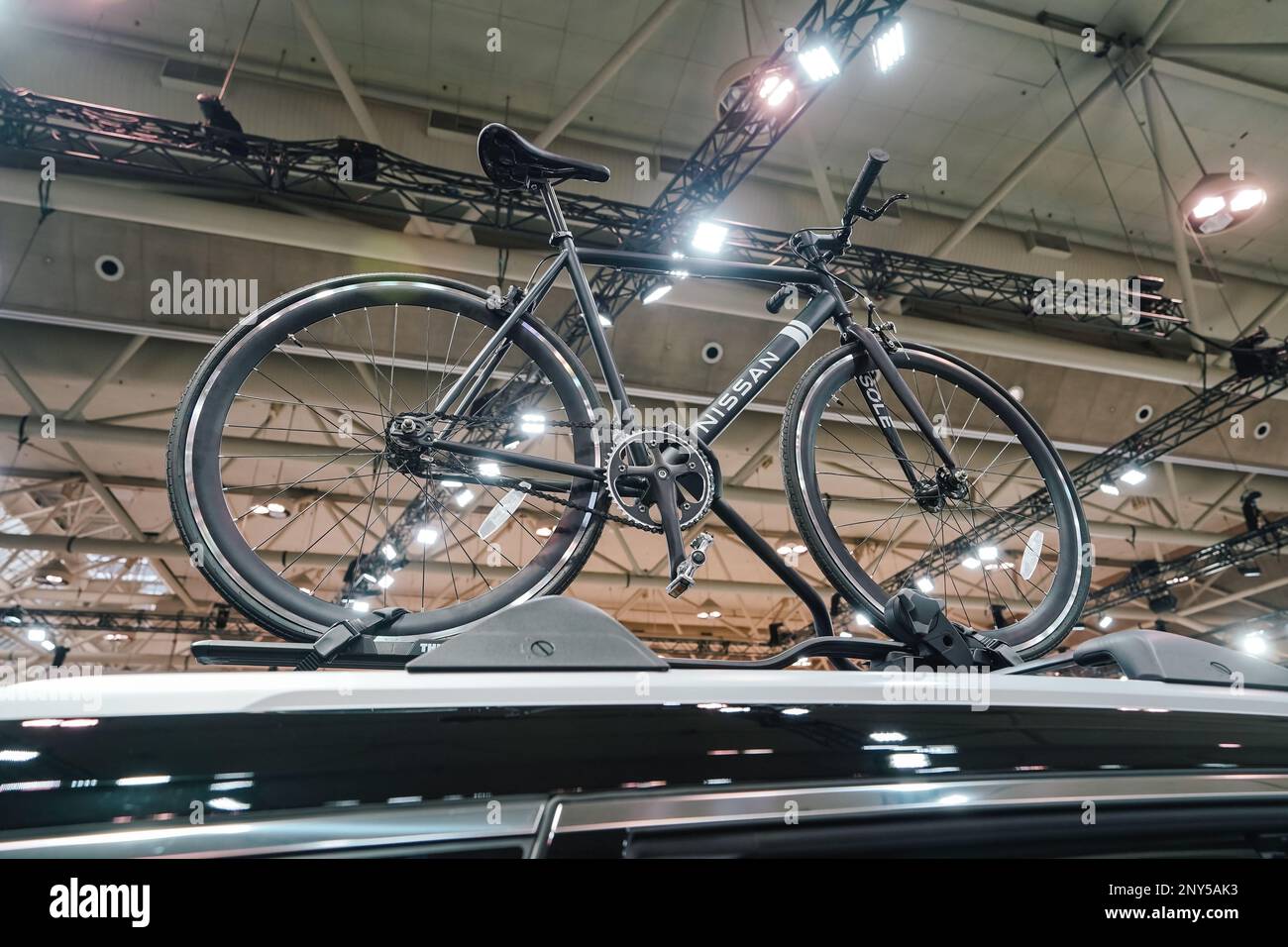 Das Fahrrad ist auf einem Autodach montiert Stockfoto