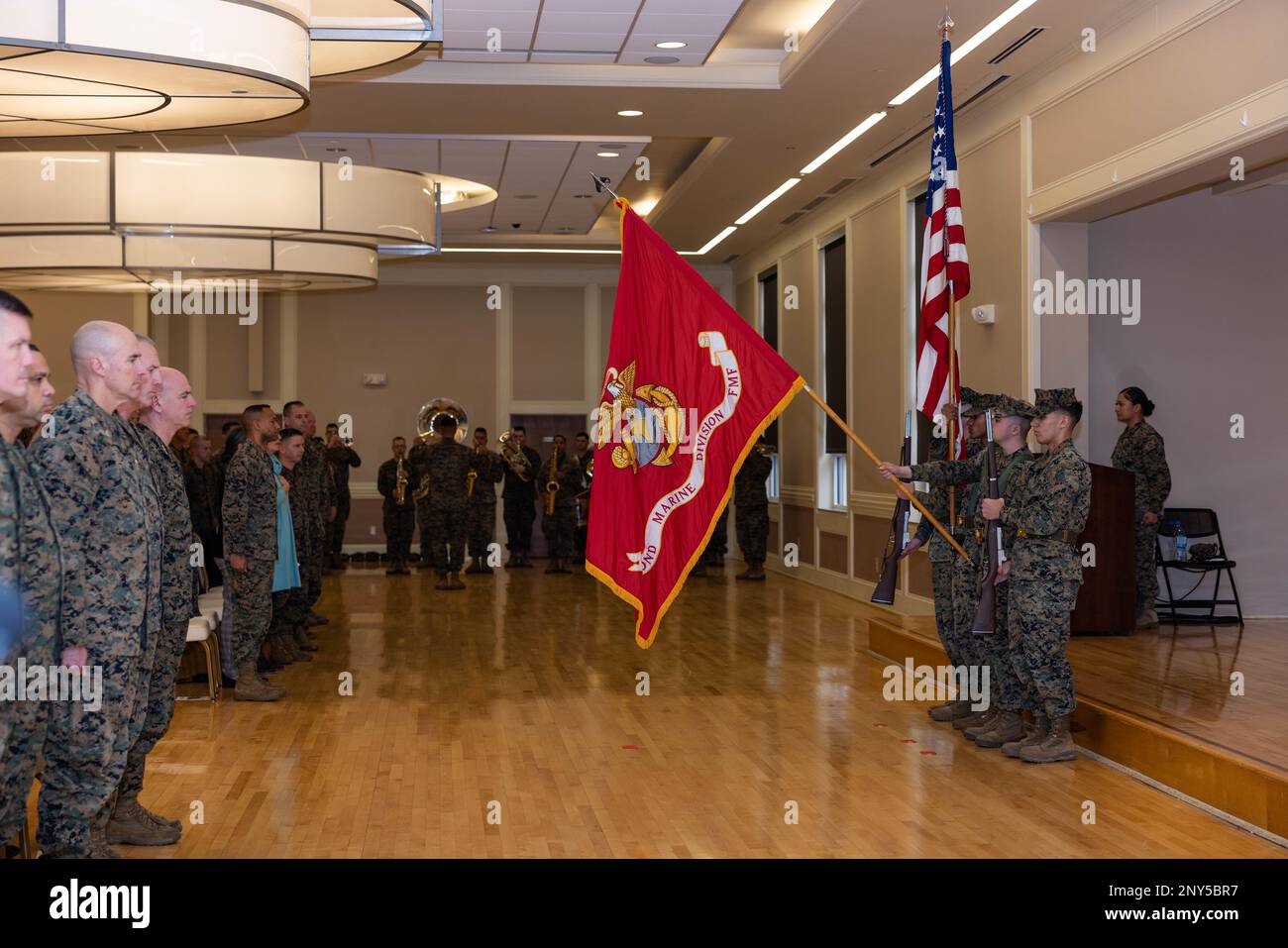 USA Marines mit 2D Marine Division (MARDIV) nehmen am 1. Februar 2023 am Marston Pavilion in Camp Lejeune, North Carolina, an der 82. Geburtstagsfeier der Division Teil. Diese Zeremonie wurde durchgeführt, um die zahlreichen Schlachten und Friedensmissionen hervorzuheben, an denen 2D MARDIV seit 1941 teilgenommen hat. Stockfoto