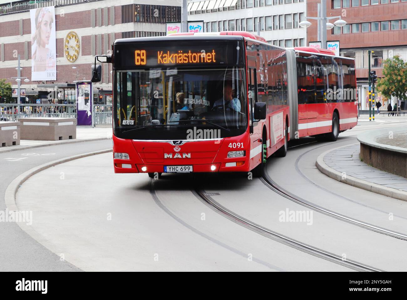 Stockholm, Schweden - 2. September 2021: A MAN LION's CITY G produzierte 2017 in Betrieb auf Linie 69 für die SL auf dem Sergels Torg squarei in Stockholm. Stockfoto