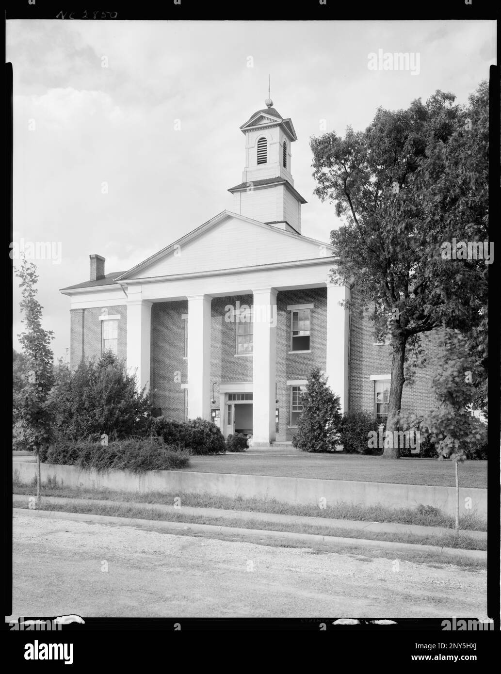 Polk County Gerichtsgebäude, Columbus, Polk County, North Carolina. Carnegie Survey of the Architecture of the South (Carnegie-Umfrage zur Architektur des Südens). Usa North Carolina Polk County Kolumbus, Säulen, Gerichtsgebäude, Kuppeln. Stockfoto
