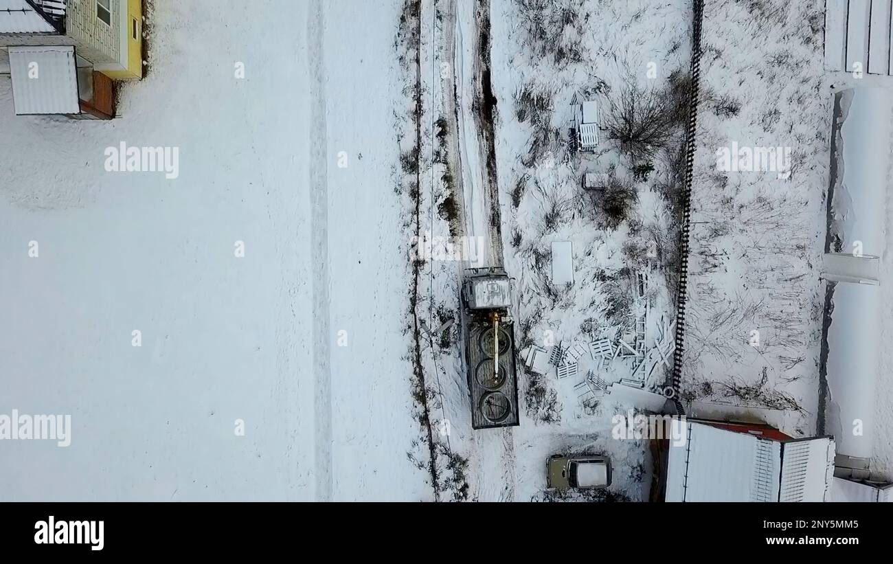 Frachttransport.Clip. Winterliche Aufnahme der Rennstrecke aus einer Höhe auf riesigen beladenen Autos neben Zäunen. Hochwertige FullHD-Aufnahmen Stockfoto