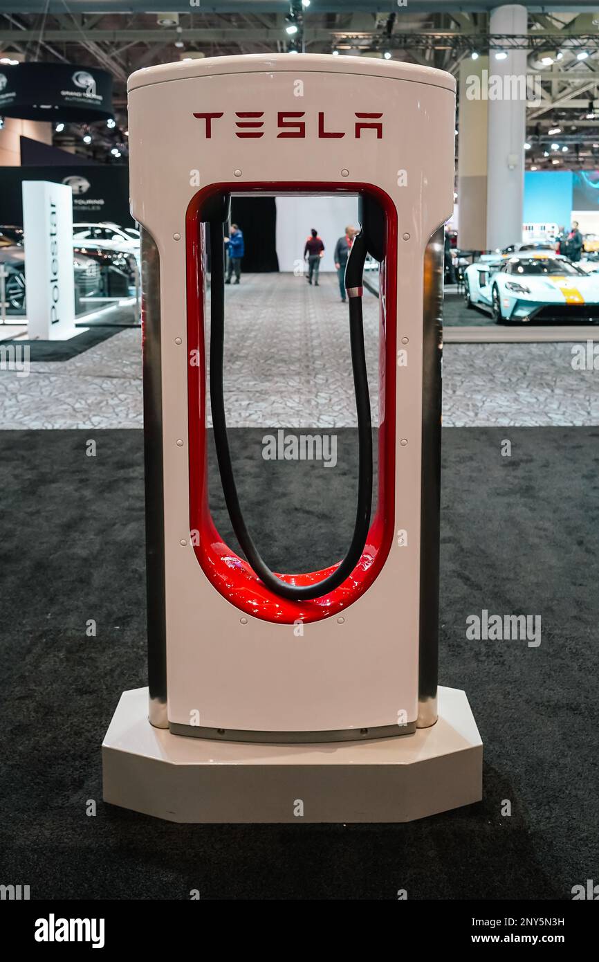 Tesla Ladestation im Ausstellungsraum Stockfoto