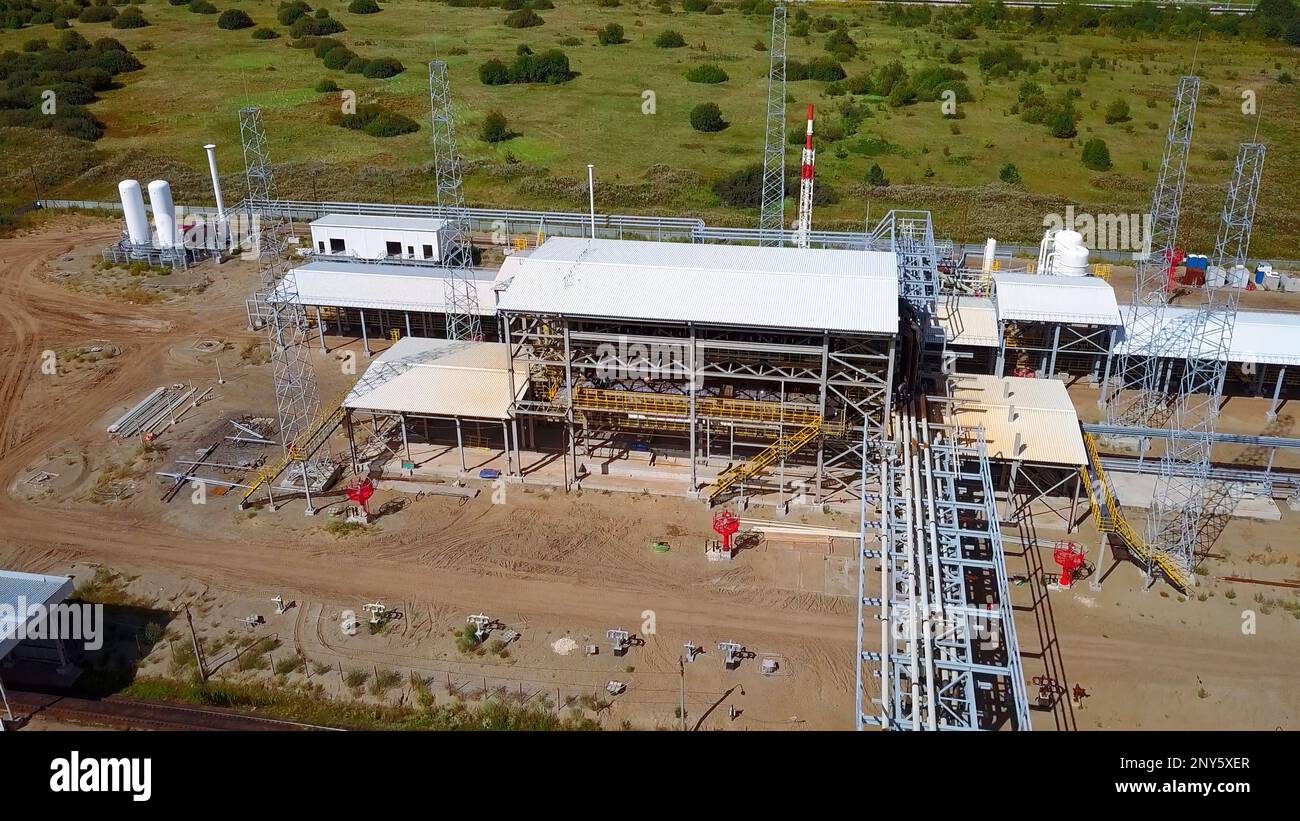 Städtische Industrie von der Drohne. Aktion. Ein Blick von der Höhe bis zum Stadtrand mit hohen Schornsteinen, aus denen Rauch austritt. Hochwertige 4K-Aufnahmen Stockfoto