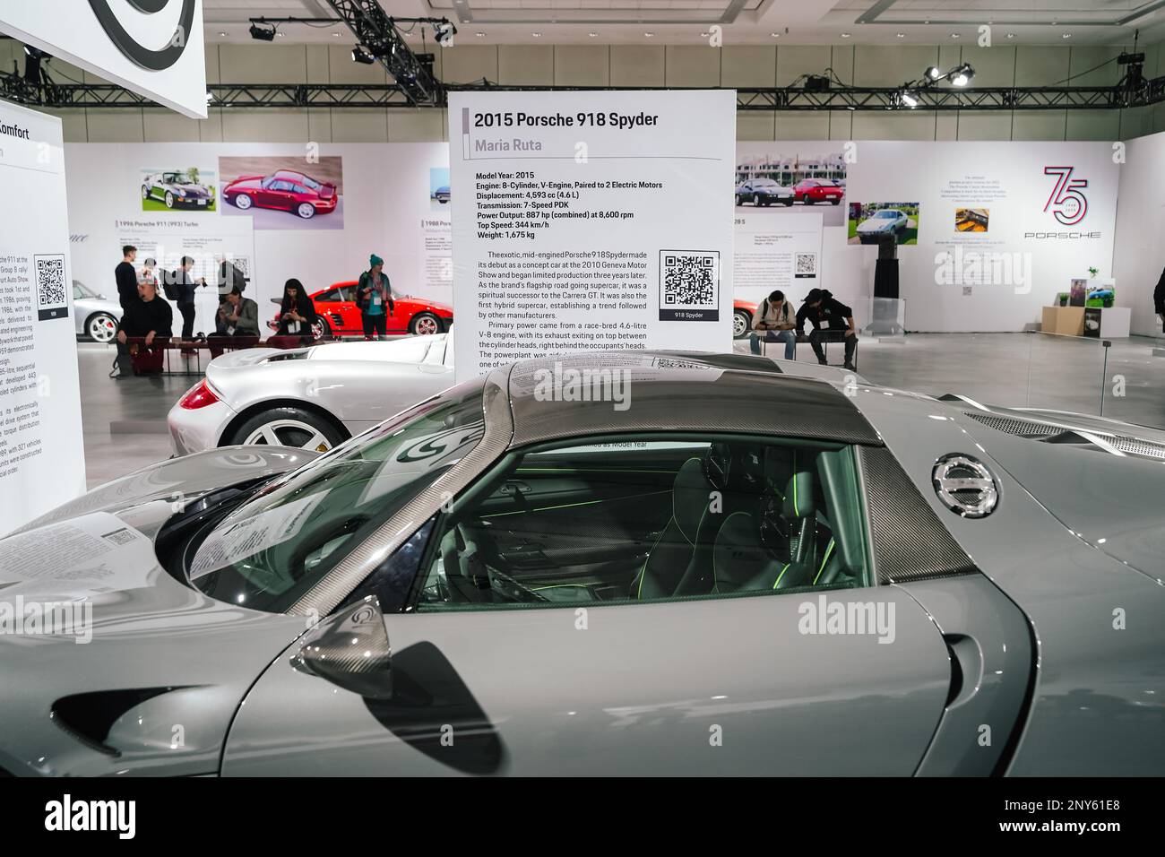 Porsche-Autos werden in der Halle ausgestellt Stockfoto