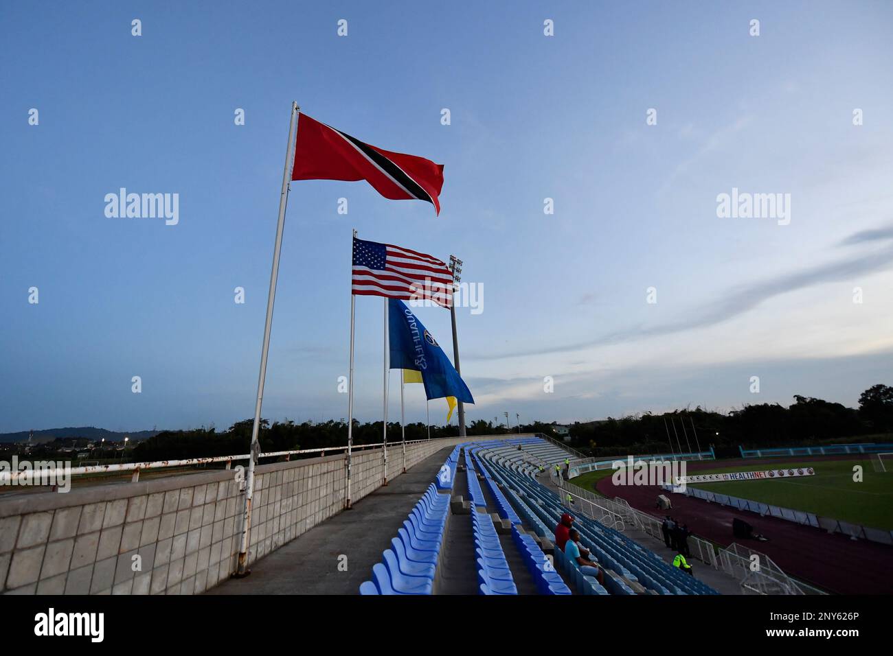 Fans wait in the stands for the start of a FIFA World Cup qualifying soccer match. Tuesday, October 10, 2017 in Port of Spain, Trinidad. (TFV Media via AP) Stockfoto