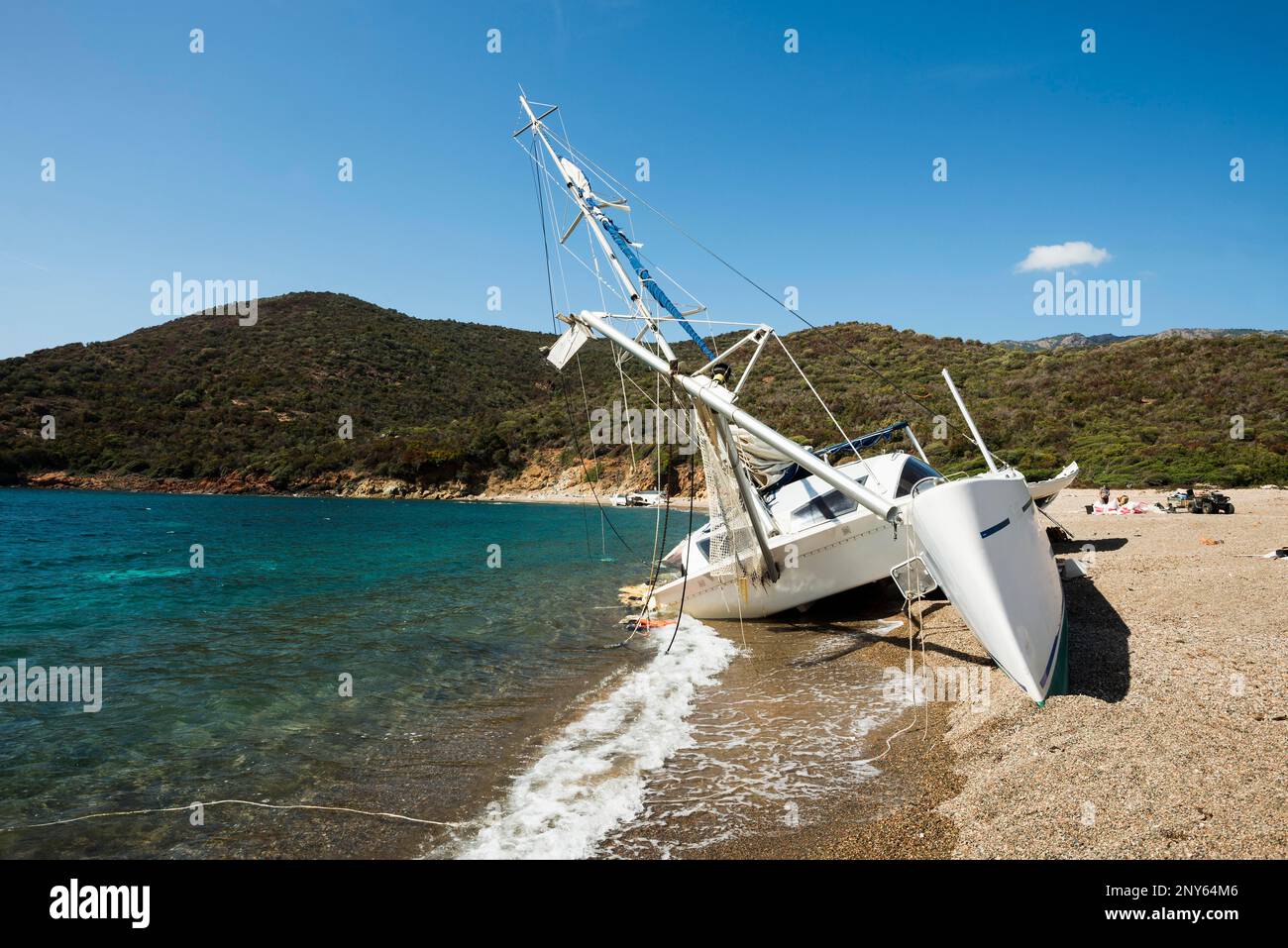 Luxusyachten, die nach einem Sturm gestrandet sind, Plage de Tuara, Bay of Girolata, Girolata, Haute-Corse Department, westküste, Korsika, Mittelmeer Stockfoto
