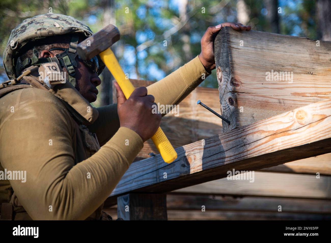 220204-N-PI330-1293 Camp Shelby, Mississippi (5. Februar 2023) Baumeister 2. Klasse Janrite Johnson, dem Naval Mobile Construction Battalion 133 (NMCB 133) zugeteilt, baut am 5. Februar 2023 einen schweren Holzbunker in Camp Shelby, Mississippi. NMCB 133 führt im Camp Shelby, Mississippi, eine Feldübung durch, die im Rahmen des Navy Expeditionary Combat Command durchgeführt wird und die Fortgeschrittensphase des Einsatzbereitschaftstrainings (FRTP) durchführt. Stockfoto