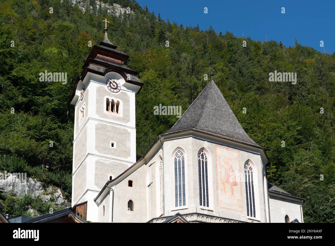 Blick auf die Wallfahrtskirche Maria Hilf in Hallstatt Stockfoto Blick auf die Wallfahrtskirche Maria Hilf in Hallstatt Stockfoto
