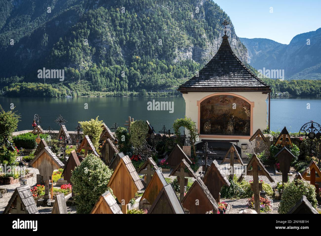 Gut gepflegte Friedhof an der Wallfahrtskirche Maria Hilf in Hallstatt Stockfoto