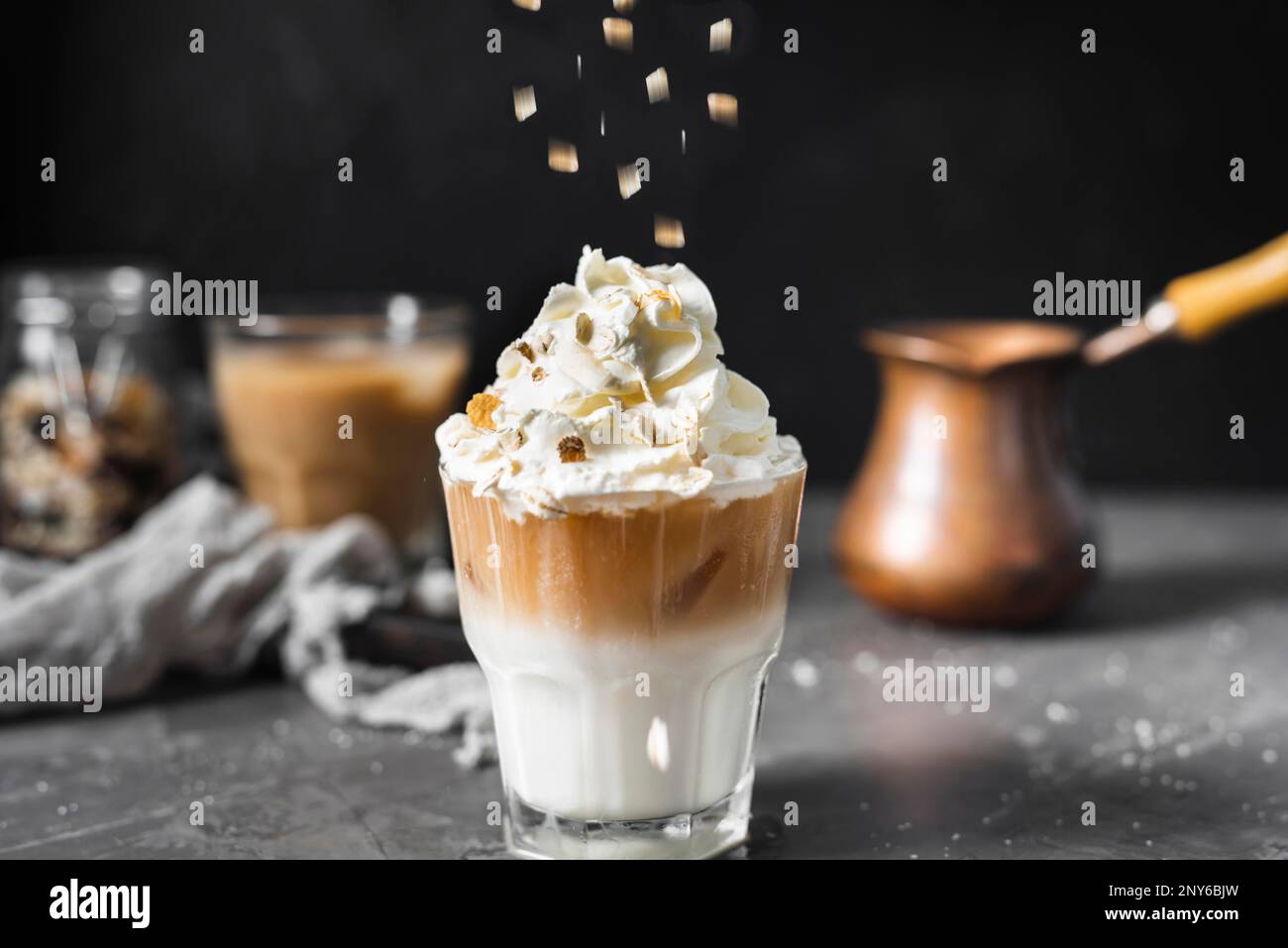 Aromatisches Getränk mit Gewürzen Stockfoto