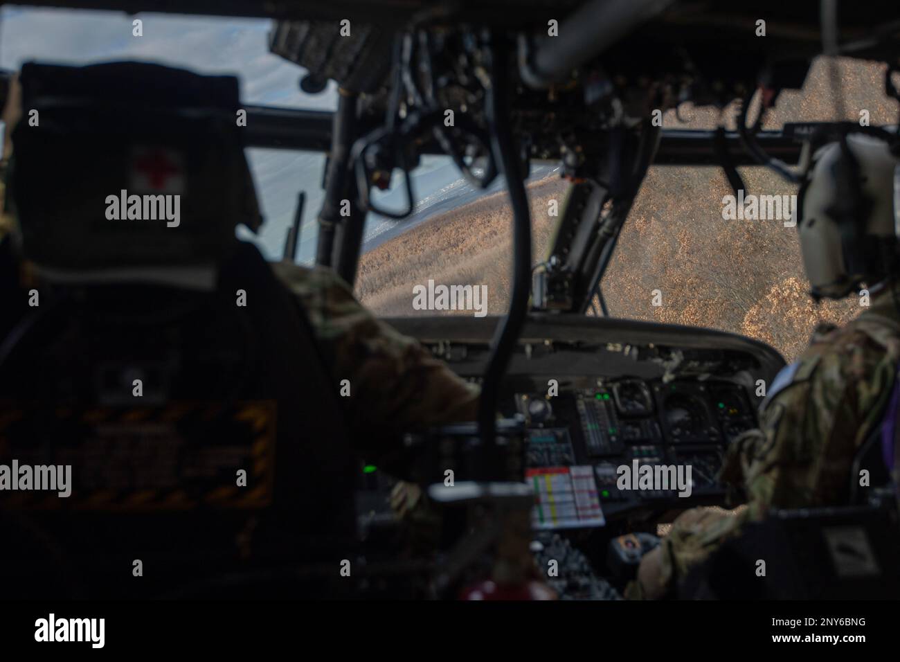 Piloten der Kosovo Force (KFOR) Regional Command-East (RC-E), 1. LT. Andrew Dilello und Chief Warrant Officer 3 Robert Anderson, mit der medizinischen Evakuierungseinheit der Charlie Company, 2. Bataillon, 149. Luftfahrtregiment, fliegen eine Trainingsstrecke in einem UH-60 Black Hawk Helikopter nahe Camp Bondsteel, Kosovo am 6. Januar 2023. Stockfoto