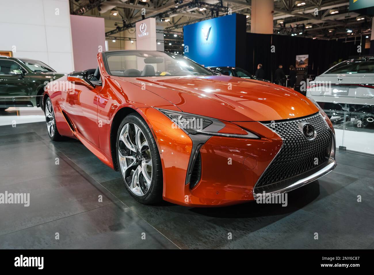 2022 Lexus LC Cabriolet in Orange Stockfoto