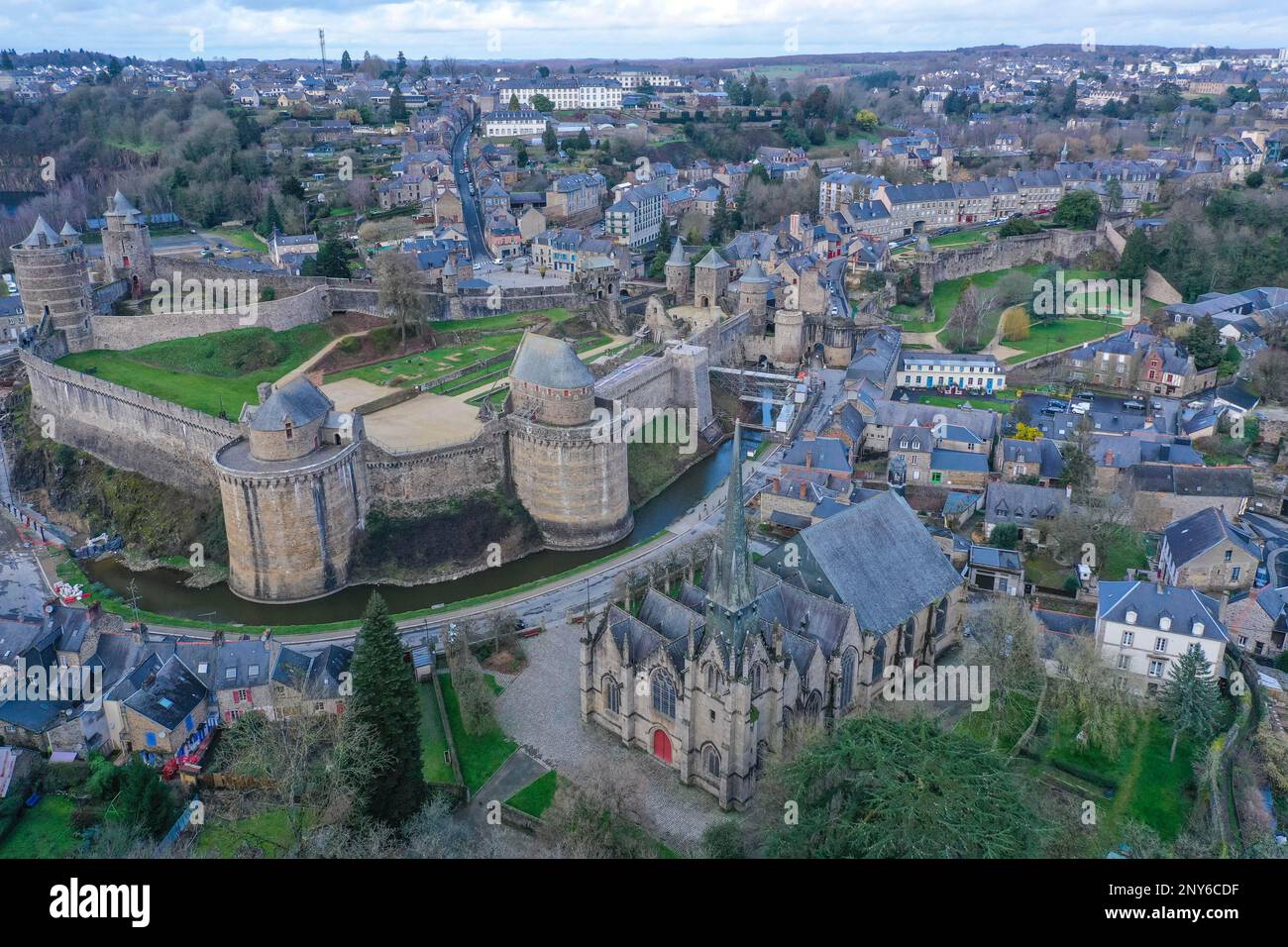Aus der Vogelperspektive sehen Sie das Schloss und die Kirche Eglise Saint-Sulpice, die mittelalterliche Altstadt von Fougeres, das Departement Ille-et-Vilaine und die Region Bretagne Breizh Stockfoto