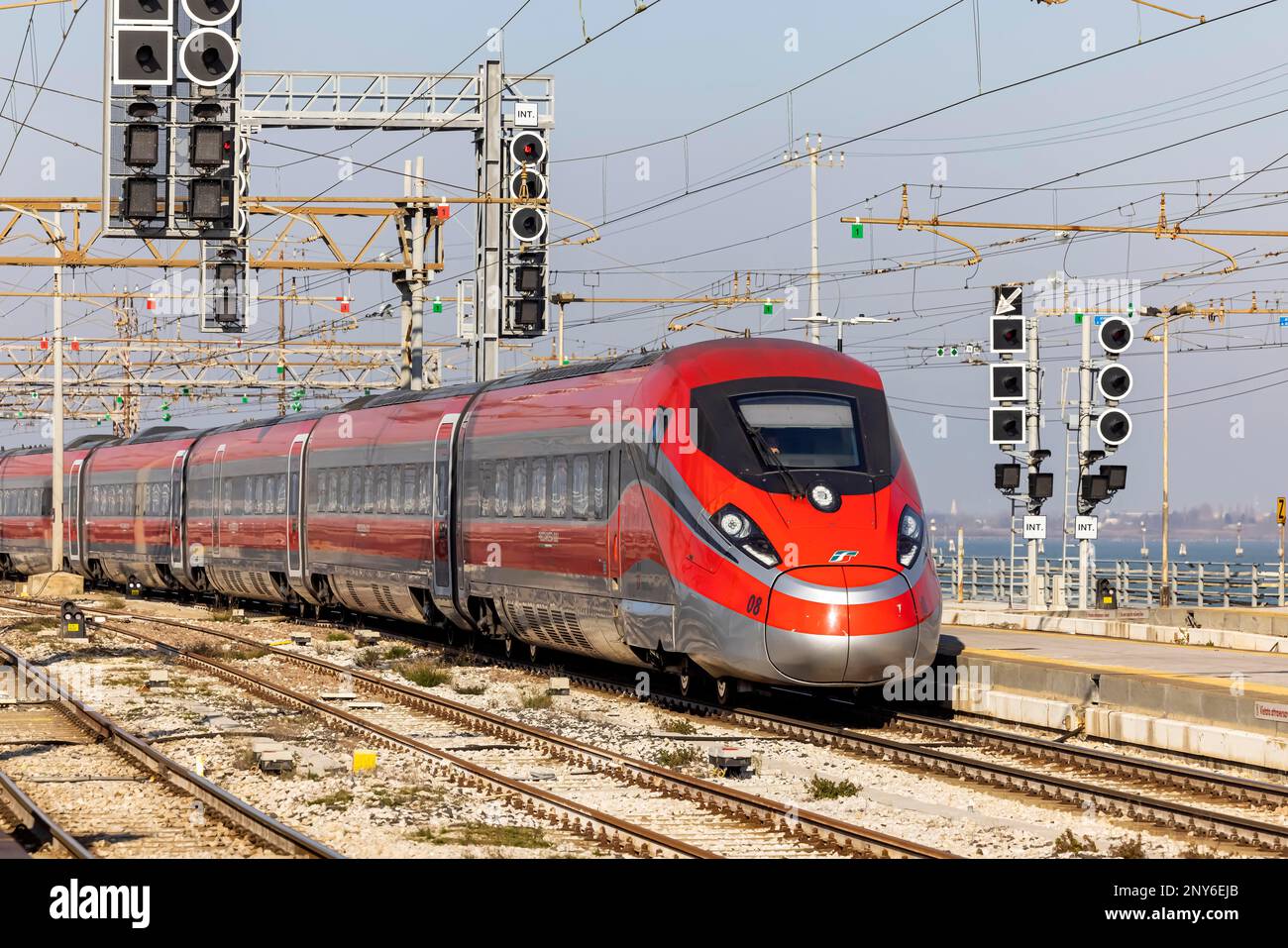 Trenitalias Frecciarossa 1000 Hochgeschwindigkeitszug fährt in den Bahnhof Santa Lucial, Venedig, Italien Stockfoto