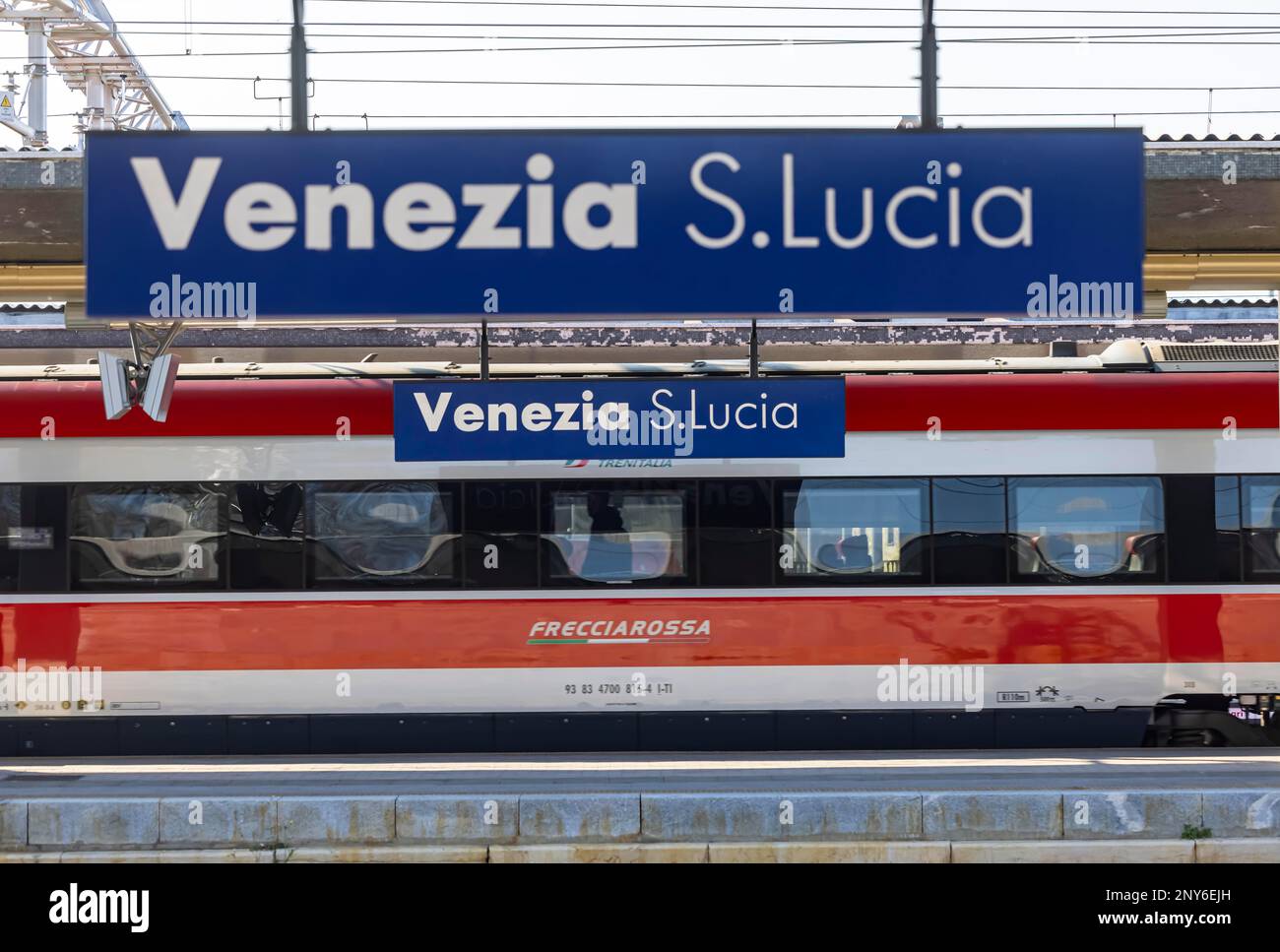 Trenitalias Frecciarossa 1000 Hochgeschwindigkeitszug fährt in den Bahnhof Santa Lucial, Venedig, Italien Stockfoto