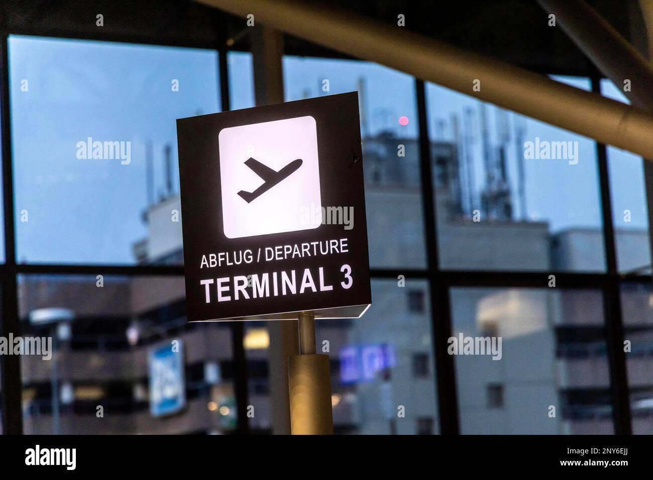 Abflugsymbol, Terminal 3 am Flughafen Stuttgart, Baden-Württemberg, Deutschland Stockfoto