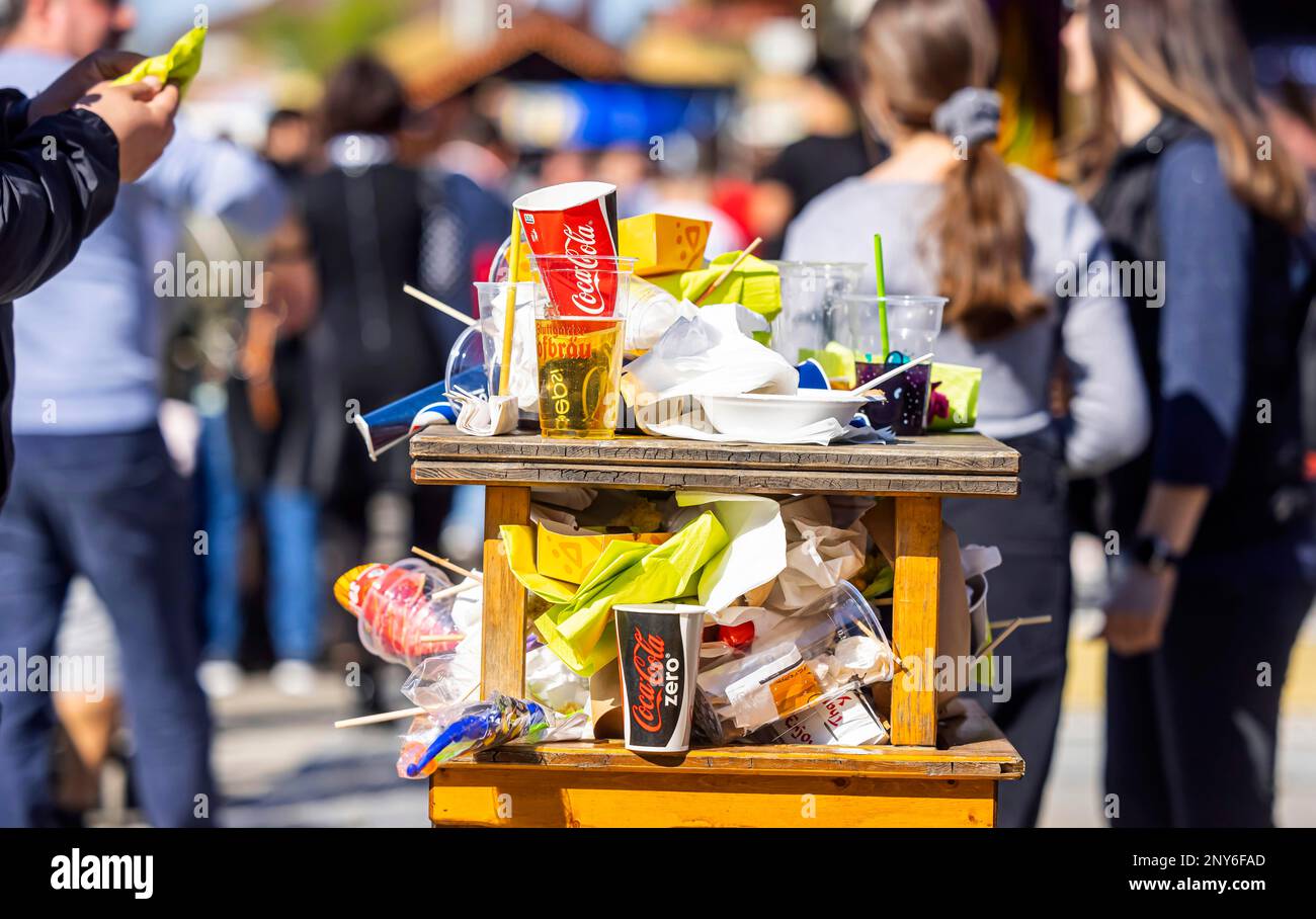 Verpackungsabfall, ein Abfalleimer überläuft, Stuttgart, Baden-Württemberg, Deutschland Stockfoto