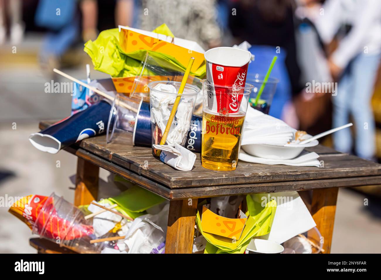 Verpackungsabfall, ein Abfalleimer überläuft, Stuttgart, Baden-Württemberg, Deutschland Stockfoto