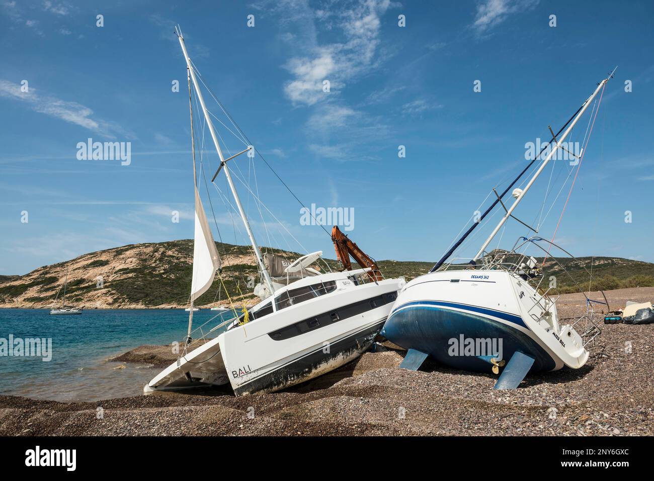 Luxusyachten, die nach einem Sturm gestrandet sind, Playa de Argentella, Calenzana, Haute-Corse-Departement, Westküste, Korsika, Mittelmeer, Frankreich Stockfoto