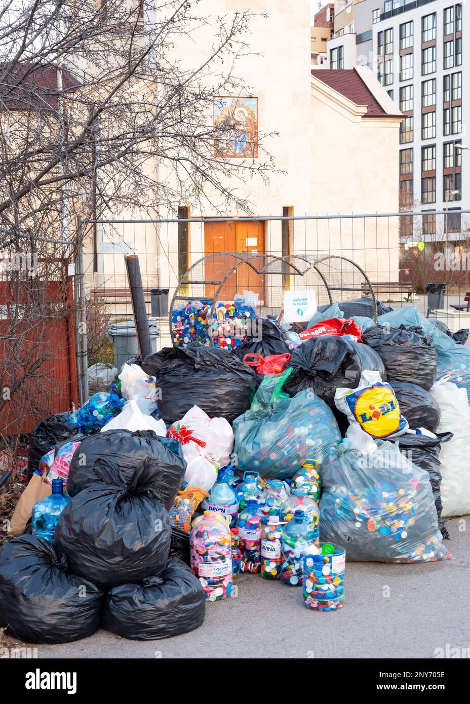 Plastikkappen, die an einer Sammelstelle außerhalb einer Kirche für die Spendenaktion der Wohltätigkeitsinitiative „Caps for the Future“ in Sofia, Bulgarien, Osteuropa, Balkan, EU gesammelt wurden Stockfoto