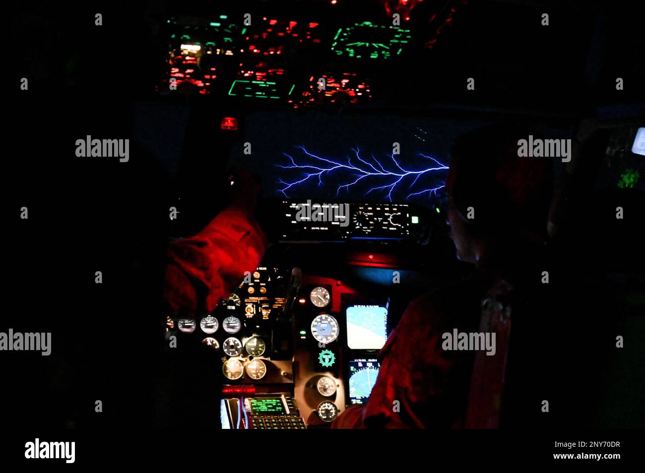 USA Air Force Capt. Katleen Ybarra (links) und 1. LT. Logan Pethtel (rechts), 91. Expeditionary Air Tanken Squadron KC-135 Stratotanker Piloten, erleben das Phänomen von St. Elmo's Fire während des Fluges durch das Wetter in den USA Verantwortungsbereich des Zentralkommandos, 6. Januar 2023. St. Elmos Feuer entsteht durch elektrische Reibung, die durch bestimmte Wetterbedingungen verursacht wird. Stockfoto