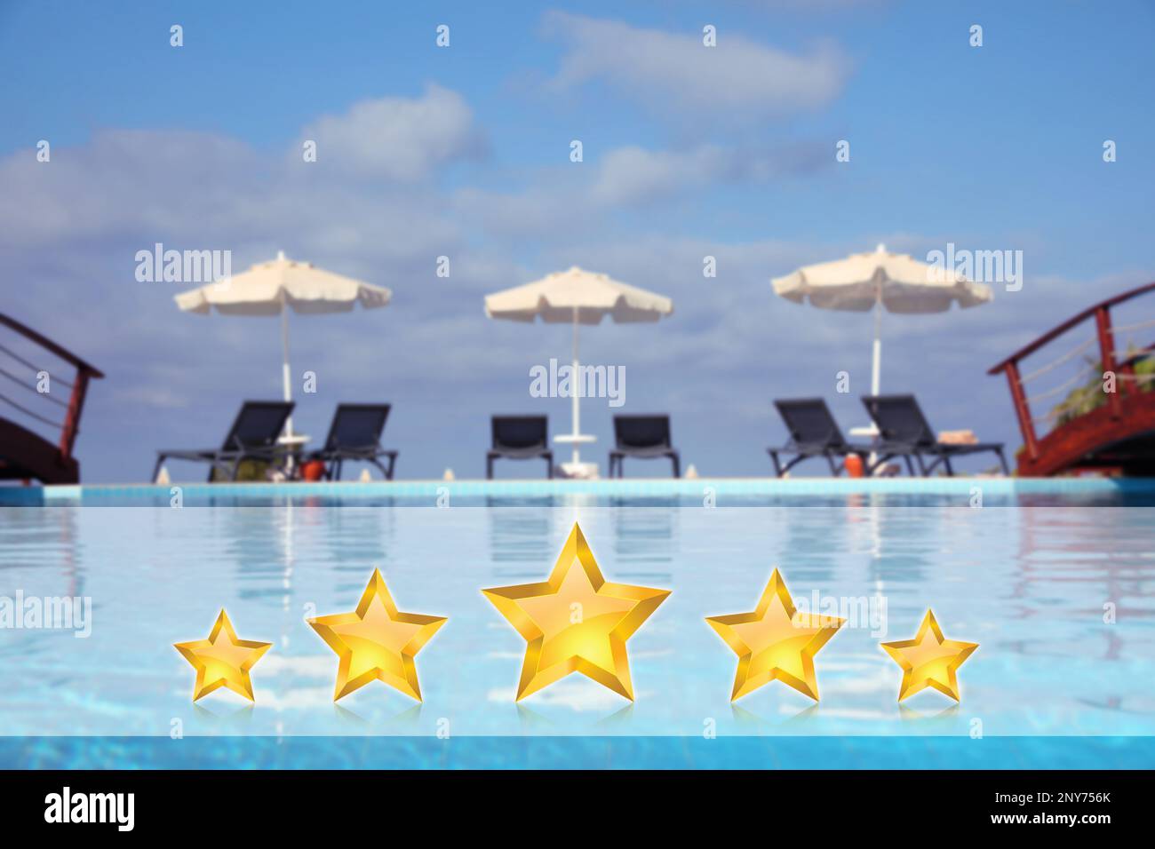 Sonnenliegen in der Nähe des Außenpools in einem 5-Sterne-Hotel Stockfoto