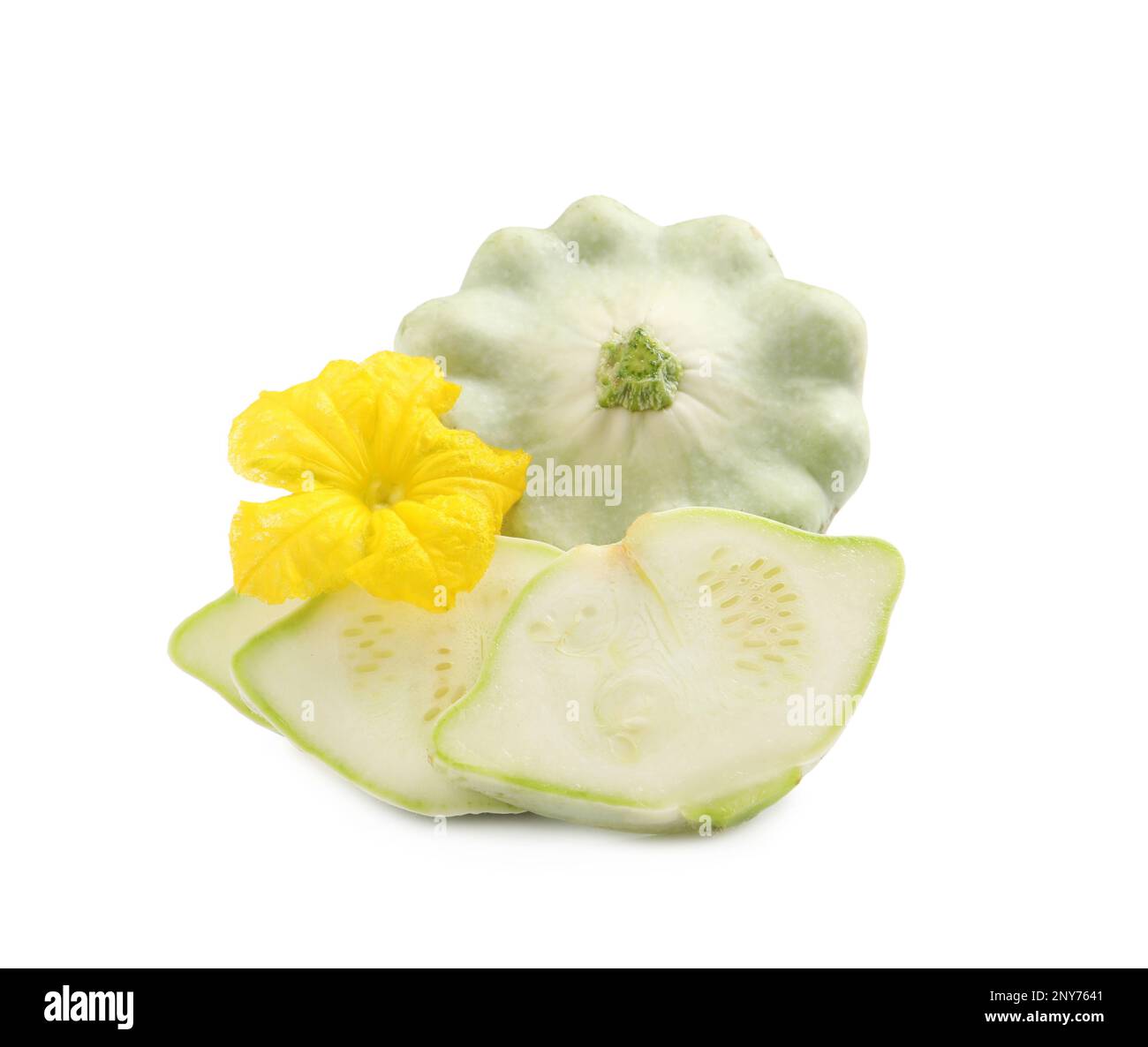 Ganze und geschnittene Pattypan Kürbisse mit Blüten auf weißem Hintergrund Stockfoto