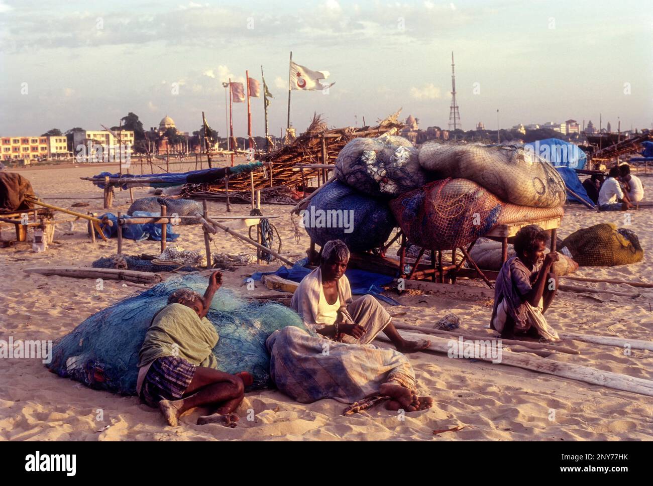 Fischer, die sich am Marina Beach in Chennai, Madras, Tamil Nadu, Indien ausruhen Stockfoto