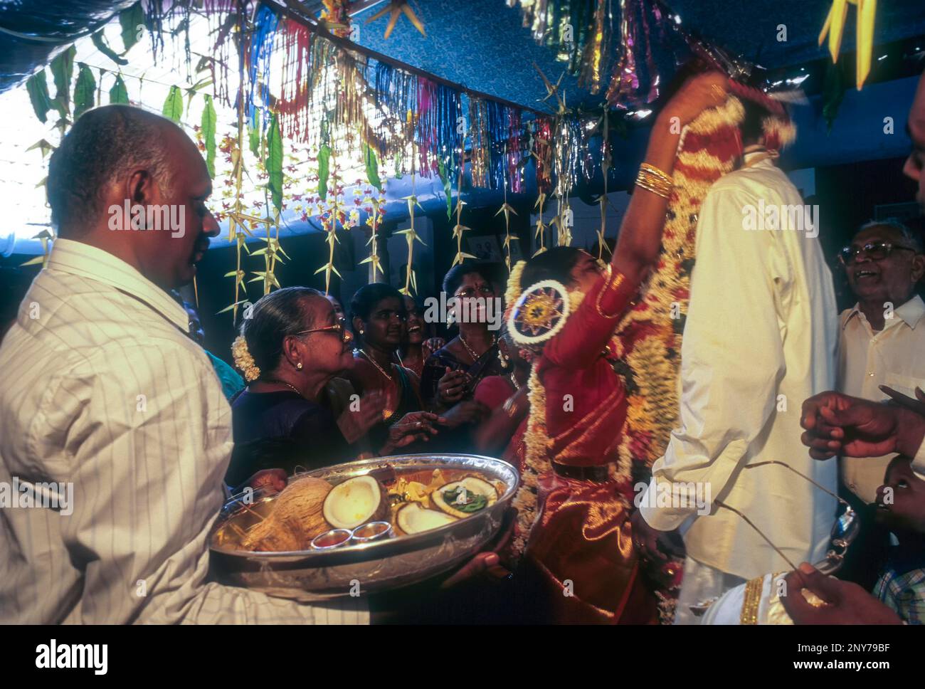 Tausch von Girlanden, Hochzeitssequenz von Nattukottai Chettiar, Nagarathar in Chettinad, Tamil Nadu, Indien Stockfoto