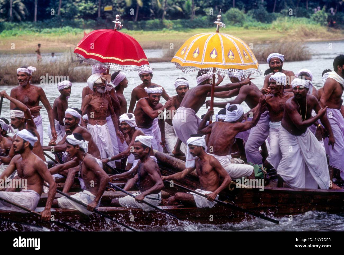 Vanji Vanchi Pattu Vanchippattu Sänger, Aranmula Vallamkali Festival, Schlangenbootrennen auf dem Pampa River während des Onam Festivals in Aranmula, Kerala, Süden Stockfoto