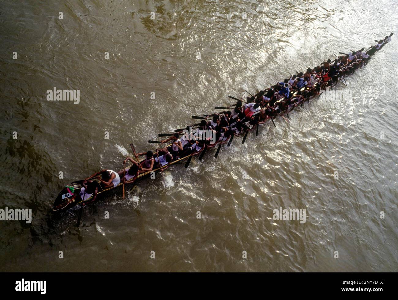 Snake Boat Racing in Payippad bei Haripad, Kerala, Südindien, Indien, Asien aus der Vogelperspektive Stockfoto