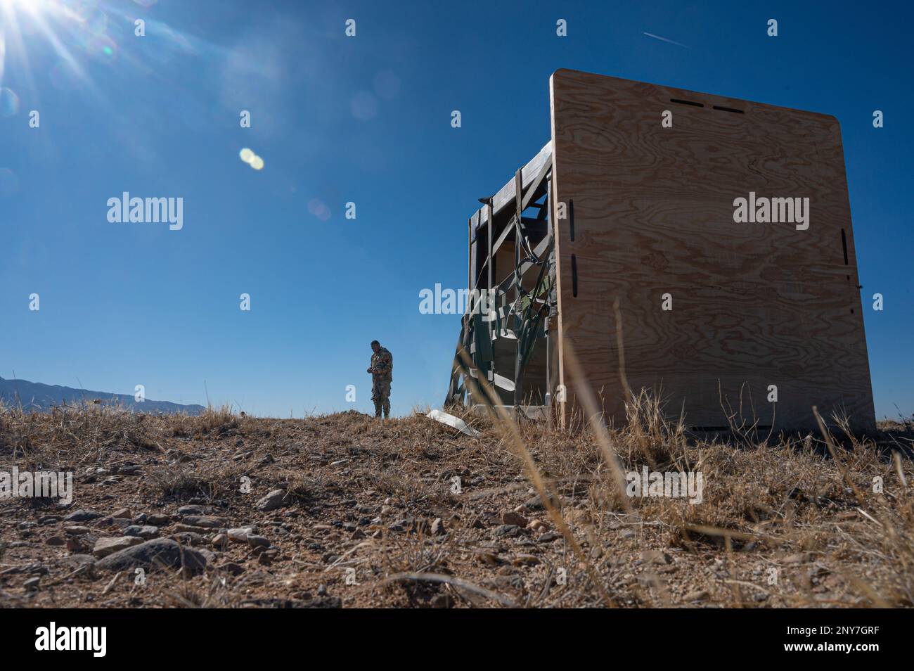 Airman First Class Terrance Hardnett, 58. Operations Support Squadron Aerial Delivery Apprentice, faltet einen Fallschirm, der an einem Frachtsystempaket in Los Lunas, New Mexico, am 2. Februar 2023 befestigt ist. Die Luftwaffe der 58. OSS holen regelmäßig Frachtpakete ab und bauen sie zusammen, die von den Lastmeistern der 415. Sondereinsatztruppe abgegeben wurden. Stockfoto