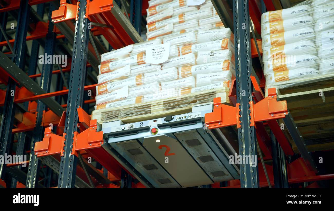 Serbien – Belgrad, 25. August 2022: Einzelhandelszustelllager voll mit Regalen mit Waren in Kartons. Kreativ. Produktlogistikzentrum Stockfoto