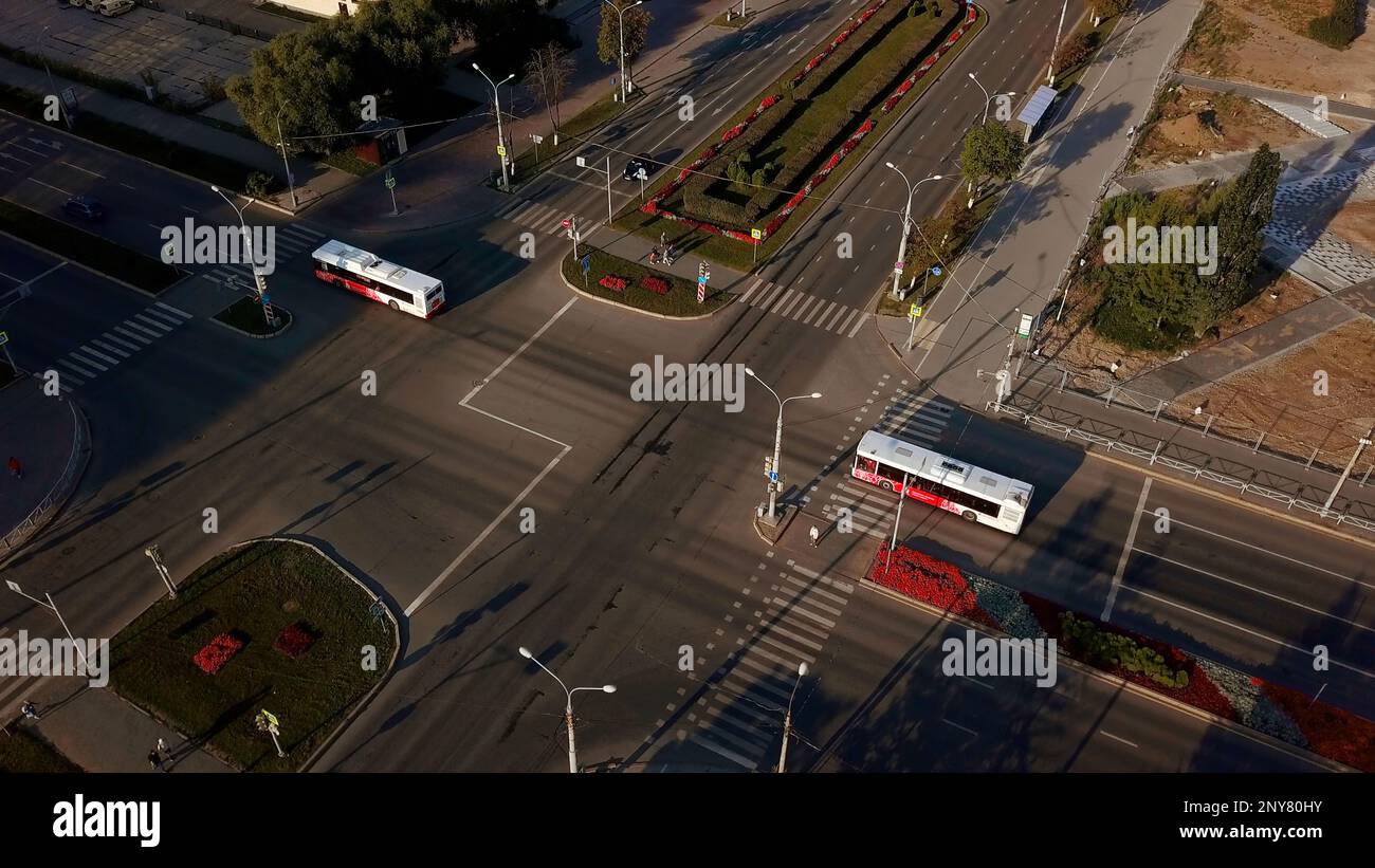 Blick von oben auf die Straße und die Kreuzung in der Stadt. Clip. Autos, die im Stadtzentrum fahren Stockfoto