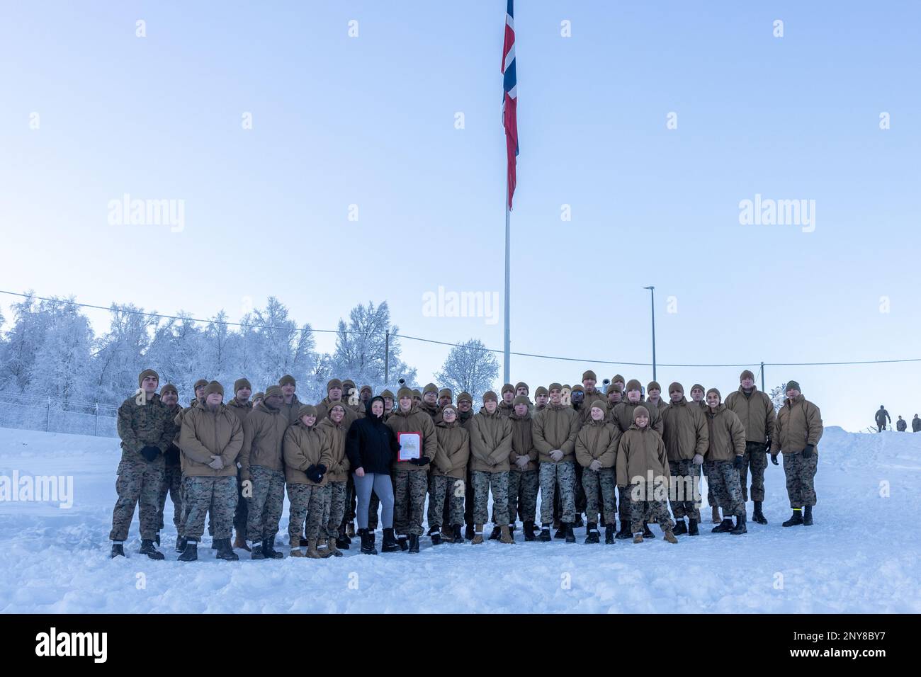 USA Marines mit Combat Logistics Battalion 2, Combat Logistics Regiment 2, 2. Marine Logistics Group, posieren für ein Foto während einer verdienstvollen Beförderung in Setermoen, Norwegen, 2. Februar 2023. Sergeant Brett Goodson wurde von 2. MLG verdienstvoll in den Rang des Sergeant befördert, nachdem er sich unter seinen Kollegen hervorgetan und seine Aufgaben außergewöhnlich erfüllt hatte. Stockfoto