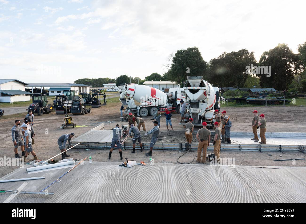Im Rahmen eines Trainingsereignisses am Basa Air Base, Philippinen, unterstützen Flugzeuge der 819. Red HORSE Squadron vom Luftwaffenstützpunkt Malmstrom, Montana, die philippinische Luftwaffe beim Gießen von Beton. 25. Januar 2023. Die Schulungsveranstaltung ermöglichte den Austausch von Wissen und bewährten Verfahren beim Ausgießen eines Betonklotzes, das als künftiger Schulungsort für die Reparatur von Flugplatzschäden verwendet wird. Stockfoto