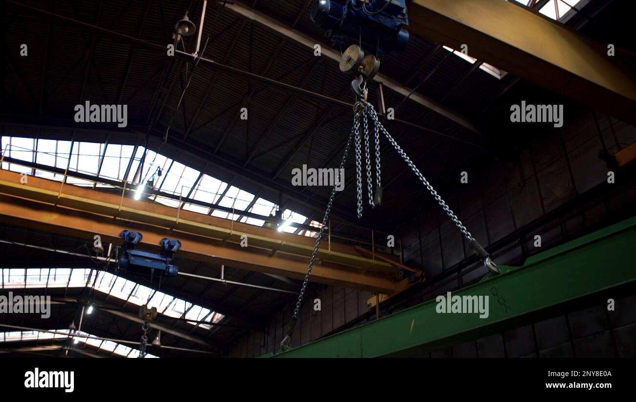 Grosser Metallbau eines Industriekrans zur Transportierung von Details. Clip. Hintergrund für schwere Maschinen im Werk Stockfoto