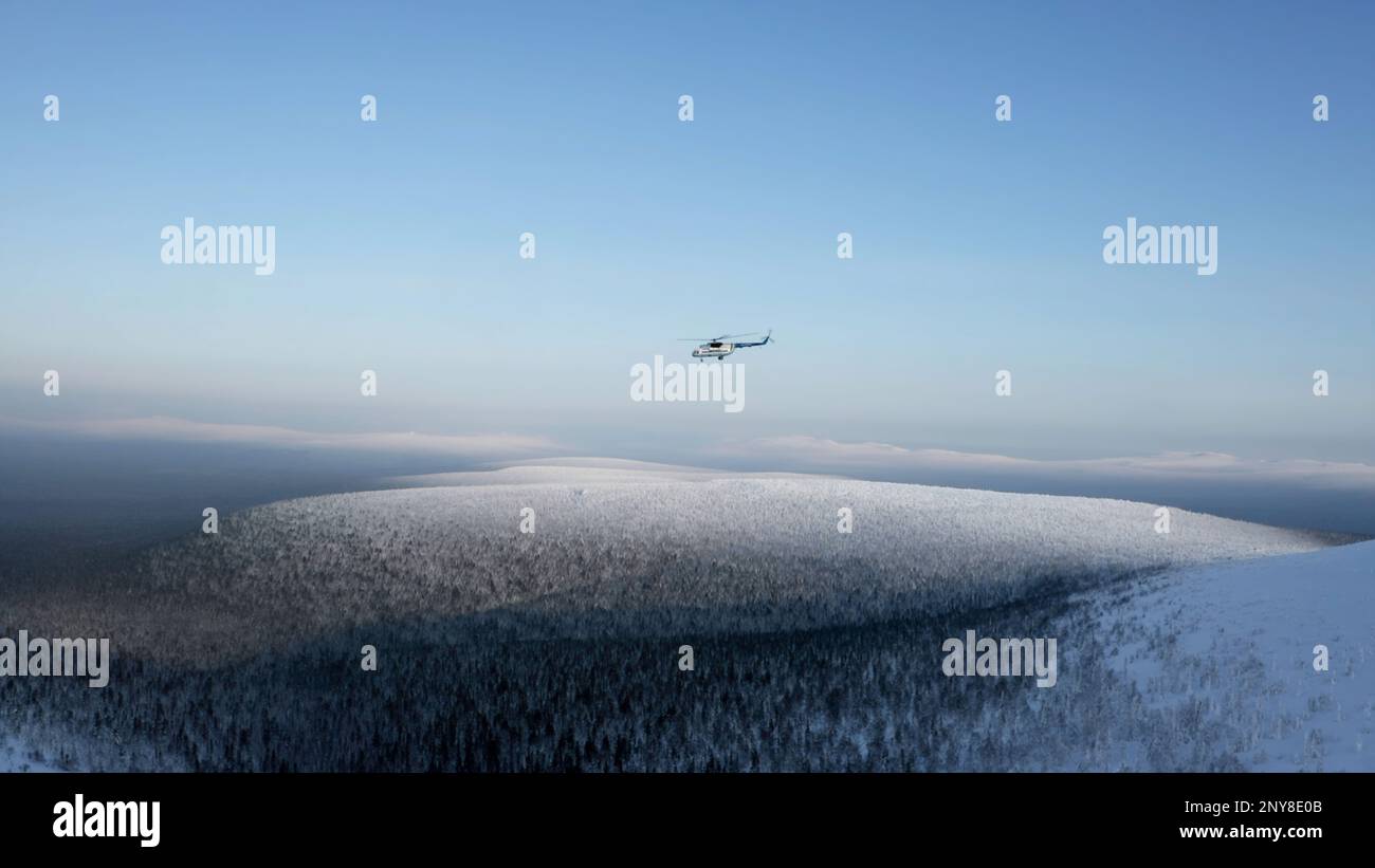 Winterblick auf die Riesen des Manpupuner-Plateaus in der Republik Komi aus der Vogelperspektive. Clip. Hubschrauberrundflug über schneebedeckten Hügeln Stockfoto