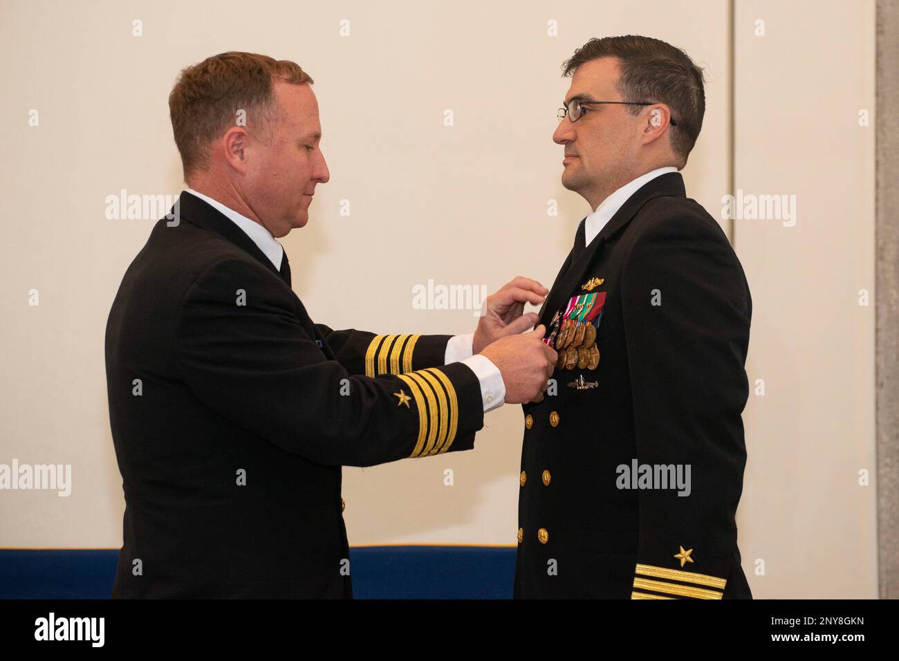 KINGS BAY, Georgia (27. Januar 2023) Kapitän Eric D. Cole, kommodore des Kommandanten, U-Boot-Geschwader 20, stellt Commander Commander Cmdr. Joseph Pisoni, ausscheidender Befehlshaber des U-Boots USS West Virginia (SSBN 736) Blue Crew der Ohio-Klasse mit der Meritorious Service Medal während einer Zeremonie zum Kommandowechsel in der Kapelle an Bord der Naval Submarine Base Kings Bay. Pisoni wird vom Commander abgelöst. James Kepper IV USA Marinefoto von Ashley Berumen, Chief Mass Communication Specialist (veröffentlicht) Stockfoto