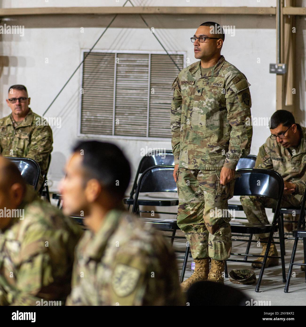 USA Sammy Gonzalez, Personalspezialist bei der 369. Nachhaltigkeits-Brigade, Task Force Hellfighter, stellt einen Soldatenantrag während der Zeremonie zur Einführung von Offizieren in Camp Buehring, Kuwait, am 18. Februar 2023. Die NCO-Einführungszeremonie ist eine Feier des neu beförderten Eintritts in die Reihen eines professionellen, nicht kommissionierten Offizierskorps und betont und baut auf dem Stolz auf, den alle Mitglieder eines solchen Elitekorps teilen. Die Zeremonie dient auch den Männern und Frauen des NCO Corps, die mit Stolz und Auszeichnung gedient haben. Die 369.-Nachhaltigkeit Stockfoto