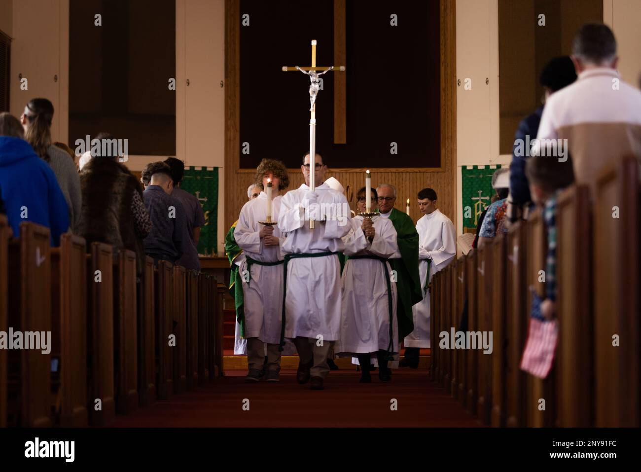 Kirchenmitglieder der Marine Corps Air Station (MCAS) Beaufort führen die Abschlussriten während der katholischen Messe am MCAS Beaufort, South Carolina, am 29. Januar 2023 durch. Bischof Richard Spencer, Vikar aller Militärkapellen in der östlichen Region der Erzdiözese des Militärdienstes, besuchte MCAS Beaufort, um mit den Konfirmen zu sprechen und sie dem katholischen Glauben zu bestätigen. Stockfoto