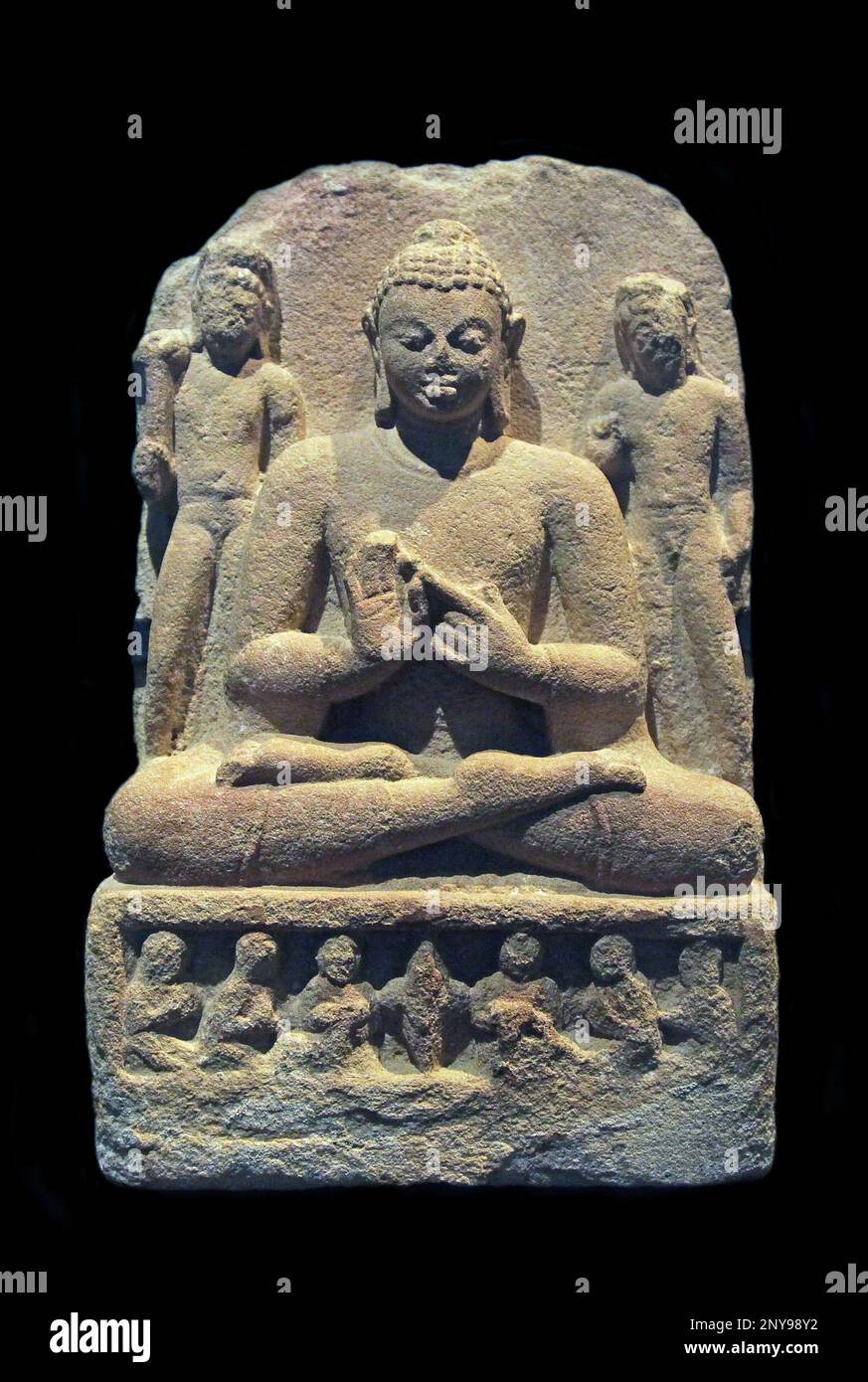 Die erste Predigt des Buddha.Cupta India 400-600.Sandstein.Vajrasana Position.zwei Bodhisattvas stehen hinter dem Buddha.Cupta Imperium;4.-6. Jahrhundert. Stockfoto