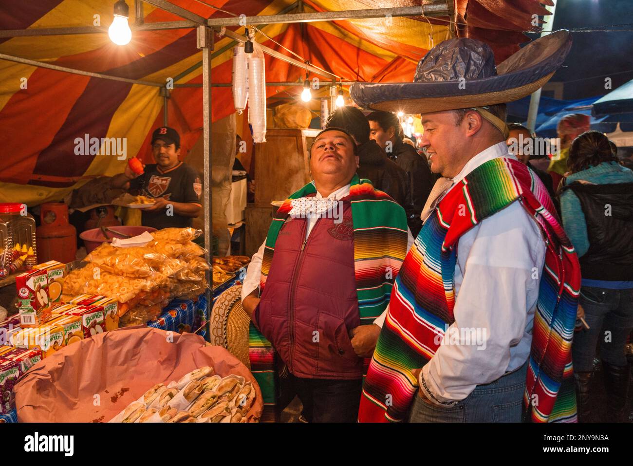 Zwei Männer, einer mit Sombrero, Marktstand, Plaza Municipal, Festival of Our Lady of Guadalupe im Dezember, in Coscomatepec, Staat Veracruz, Mexiko Stockfoto