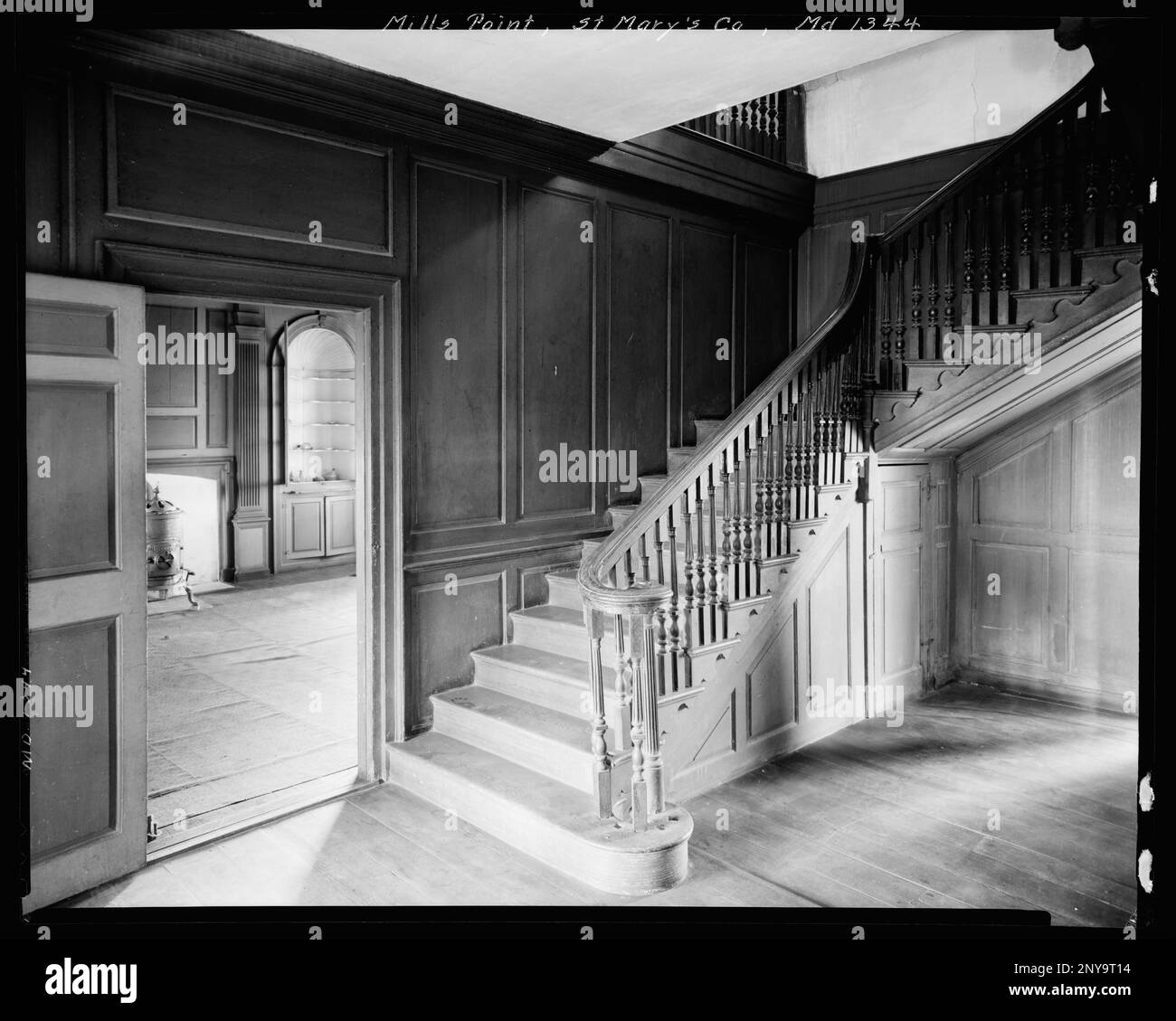 Mills Point, Chaptico vic., St. Mary's County, Maryland. Carnegie Survey of the Architecture of the South (Carnegie-Umfrage zur Architektur des Südens). Usa, Maryland, St. Mary's County, Chaptico vic, mit Möbeln, Böden, Handläufen, Zimmer und Räume, Treppen, Herde. Stockfoto